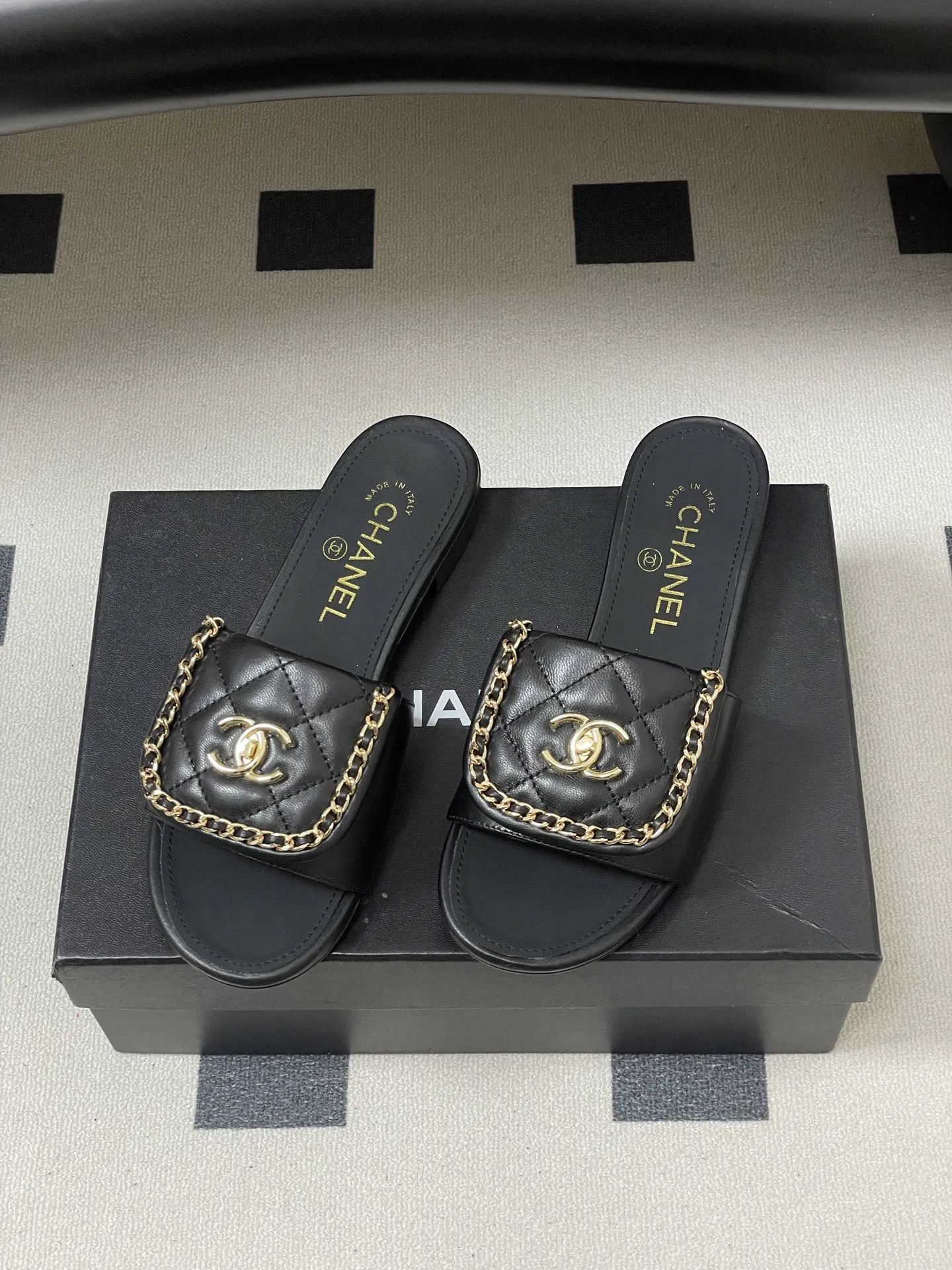 p240- 26Fw春夏新款Chanel小香经典翻盖书包扣链条一字拖鞋双C扣粗跟拖鞋 经典永不过时 简约大气，标志性翻盖双C书包扣配搭链条设计～显瘦百搭～脚感非常舒适！凸显优雅的爆品 小香粉必入！ 鞋面：羊皮/定制链条 内里垫脚：羊皮 高跟：平底/粗跟5cm 鞋底：意大利真皮大底 码数：35-39（40.41.42定做不退换）