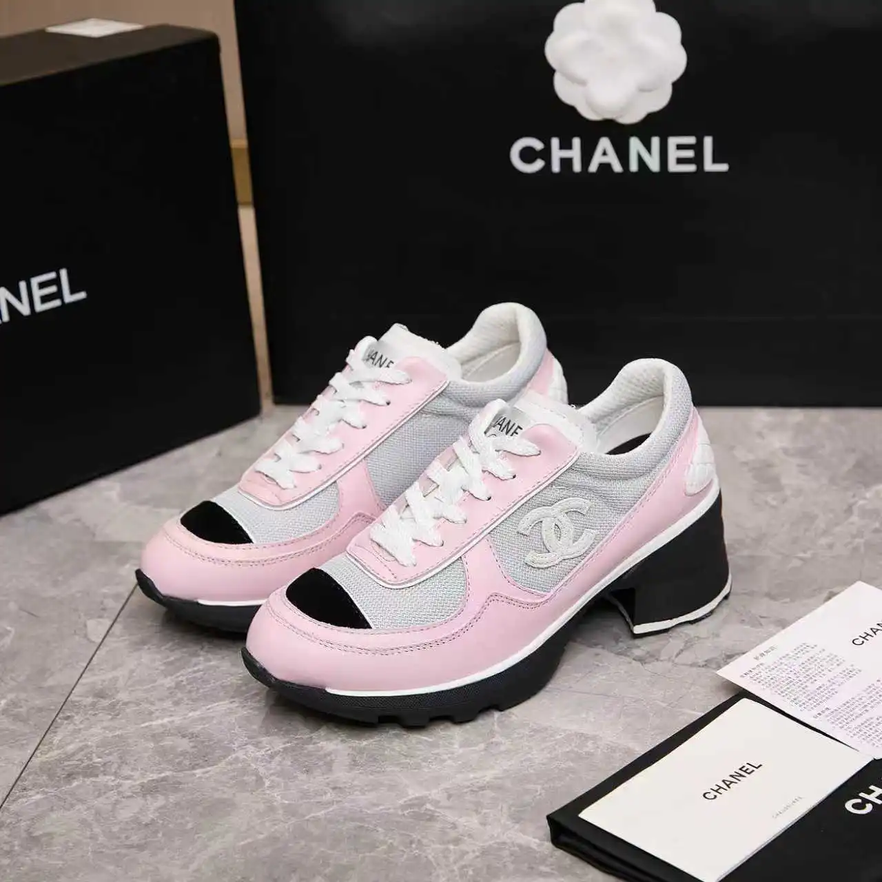 Chanel香奈儿&mdash;&mdash;2025专柜顶级休闲款运动鞋 这款经典设计；鞋面多种工艺电绣的风格；大底却时尚运动；不平凡的拥入了多种配色元素&hellip;&hellip; 多元化混搭非常好看百搭，休闲，时尚，运动，户外都能兼顾&hellip;&hellip; ꫛꫀꪝ Go➫ 材料： ❶鞋面采用： 原版进口小牛皮 ❷内里采用： 原版进口透气羊皮里 ❸大底根据： 原版TPU组合大底 专柜精品包装全套女35&ndash;41 p290