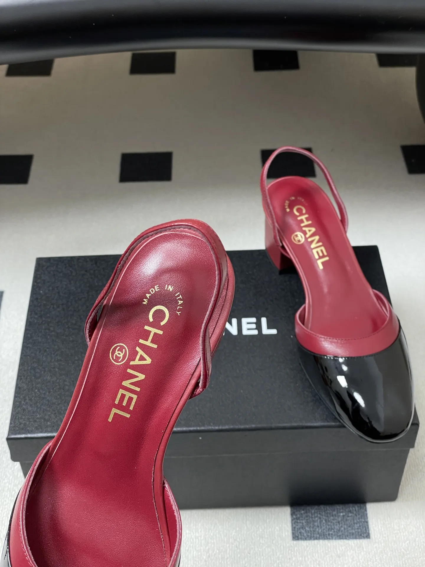 p260- Chanel 香奈儿2026春夏新款 小香走秀款经典双C扣粗跟后空凉鞋圆头拼色高跟凉鞋 采用了经典且优雅的设计风格,同时融入时尚元素,兼具复古与现代感,适合多种场合穿着。 鞋身经典的双拼色,这种色调不仅奢华亮眼,还能在视觉上提亮肤色,为穿着者增添高贵气质。 粗高跟款式,不累脚,在提供一定高度的同时,保证了穿着的稳定性和舒适度,适合长时间穿着。 鞋面:羊皮/牛漆皮 内里垫脚:羊皮 鞋底:意大利真皮大底 跟高:4.5cm/7.5cm 码数:35-39(40.41定做不退换)