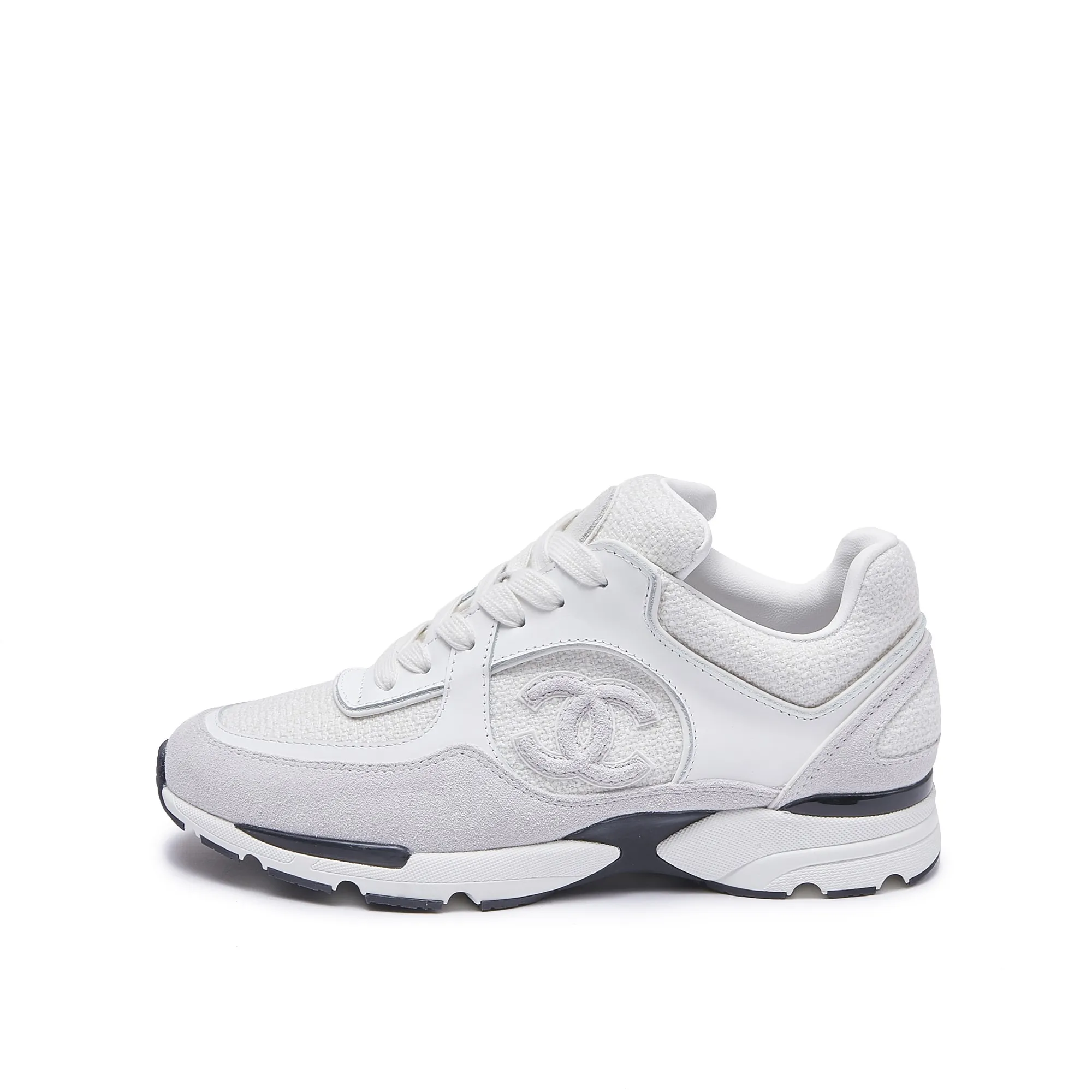 280 Chanel香奈儿——2024专柜顶级休闲款运动鞋 这款经典设计;鞋面多种工艺电绣的风格;大底却时尚运动;不平凡的拥入了多种配色元素…… 多元化混搭非常好看百搭,休闲,时尚,运动,户外都能兼顾…… ꫛꫀꪝ Go➫ 材料: ❶鞋面采用: 原版进口高丝光牛反绒+小香风布料 ❷内里采用: 原版进口透气羊皮里 ❸大底根据: 原版TPU组合大底 专柜精品包装全套女35–41 男38-45p280