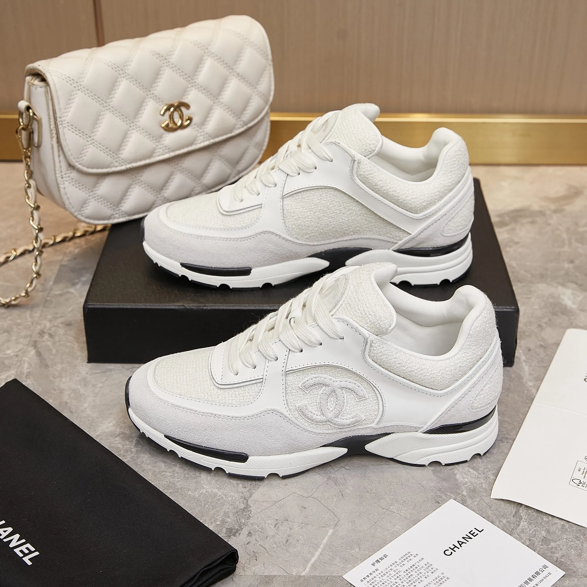 280 Chanel香奈儿——2024专柜顶级休闲款运动鞋 这款经典设计;鞋面多种工艺电绣的风格;大底却时尚运动;不平凡的拥入了多种配色元素…… 多元化混搭非常好看百搭,休闲,时尚,运动,户外都能兼顾…… ꫛꫀꪝ Go➫ 材料: ❶鞋面采用: 原版进口高丝光牛反绒+小香风布料 ❷内里采用: 原版进口透气羊皮里 ❸大底根据: 原版TPU组合大底 专柜精品包装全套女35–41 男38-45p280