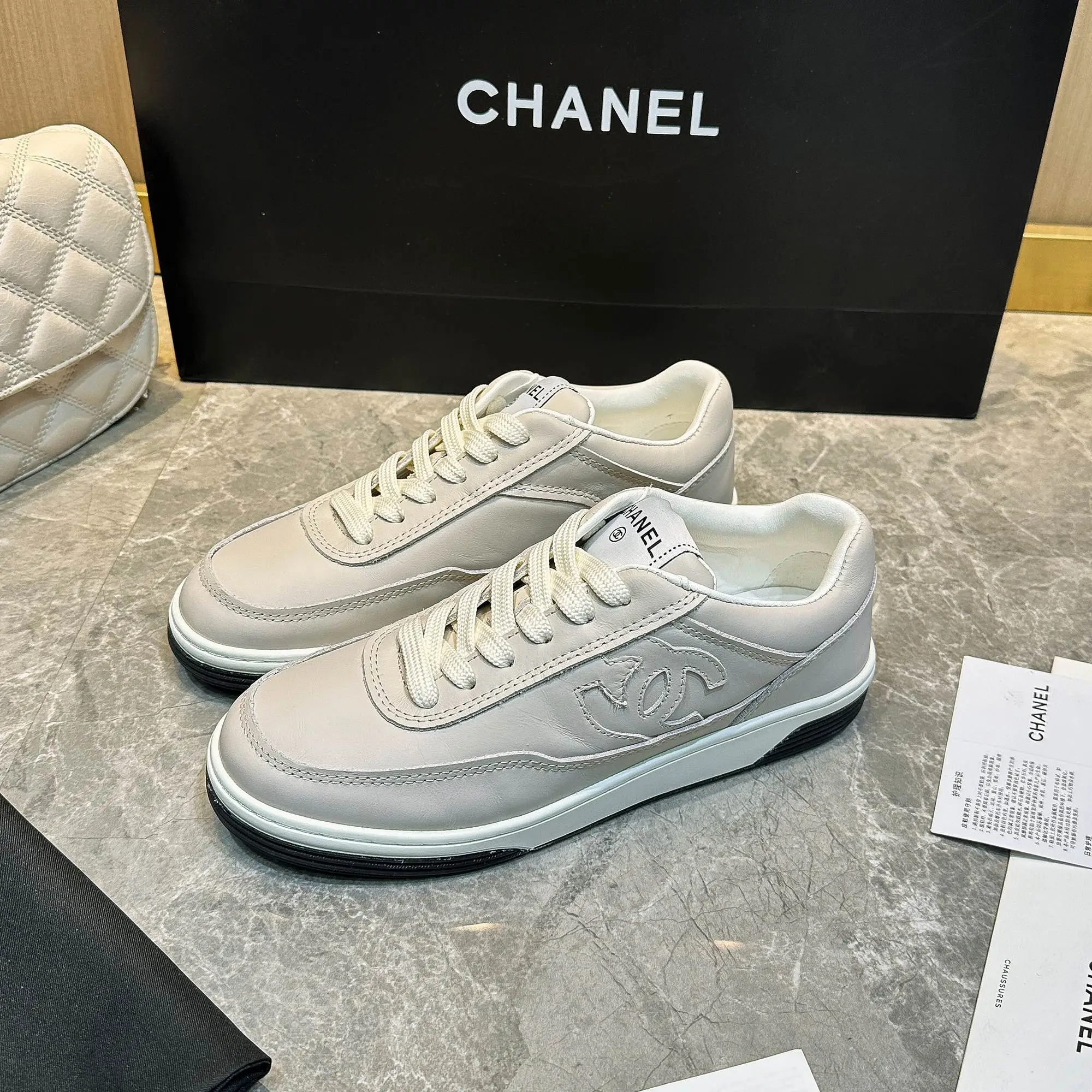 p240 Chanel香奈儿——2024专柜顶级休闲款运动鞋 这款经典设计;鞋面多种工艺电绣的风格;大底却时尚运动;不平凡的拥入了多种配色元素…… 多元化混搭非常好看百搭,休闲,时尚,运动,户外都能兼顾…… ꫛꫀꪝ Go➫ 材料: ❶鞋面采用: 原版进口牛皮 ❷内里采用: 原版进口透气羊皮 ❸大底根据: 原版TPU大底 专柜精品包装全套女35–41