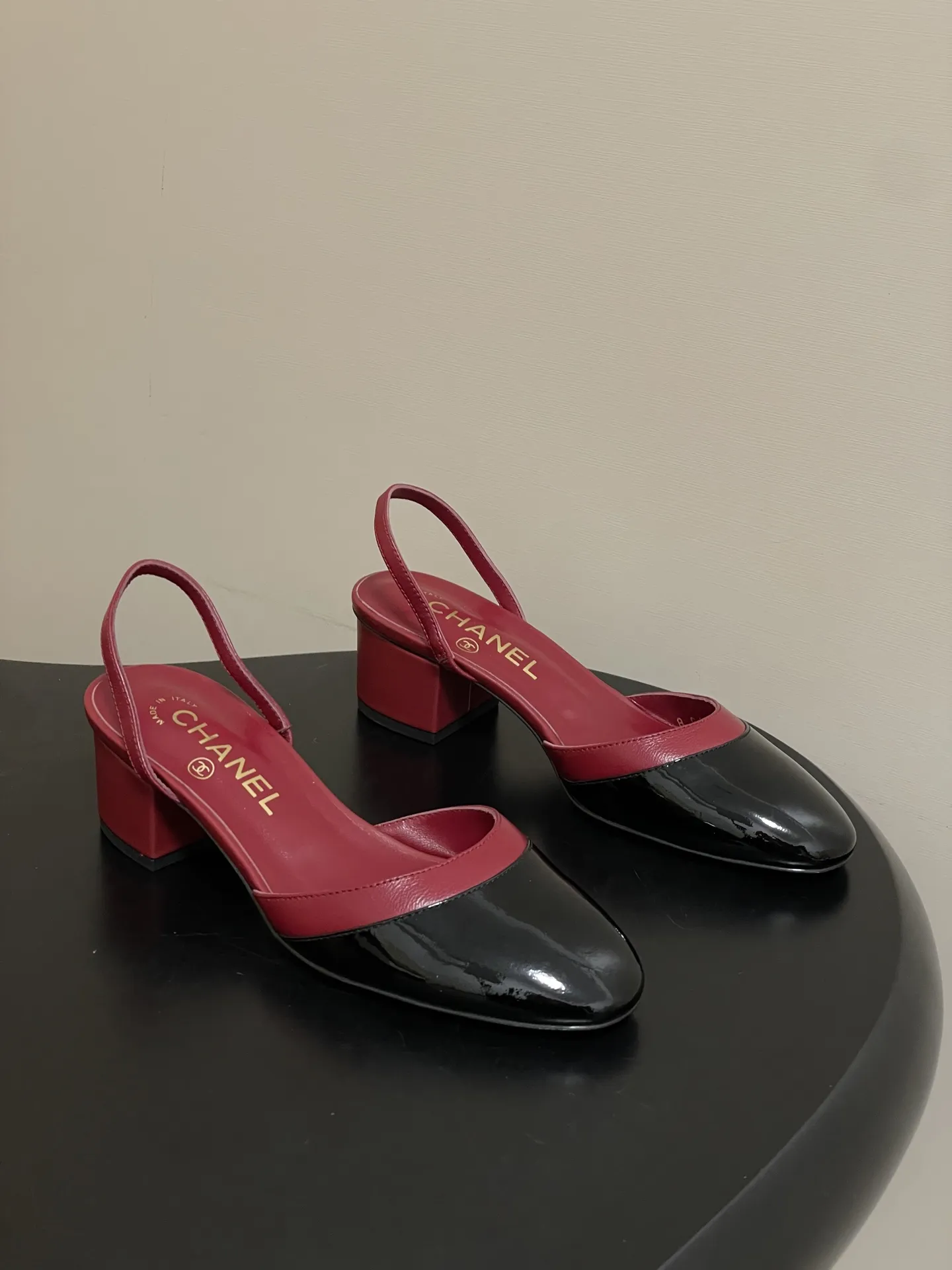 p260- Chanel 香奈儿2026春夏新款 小香走秀款经典双C扣粗跟后空凉鞋圆头拼色高跟凉鞋 采用了经典且优雅的设计风格,同时融入时尚元素,兼具复古与现代感,适合多种场合穿着。 鞋身经典的双拼色,这种色调不仅奢华亮眼,还能在视觉上提亮肤色,为穿着者增添高贵气质。 粗高跟款式,不累脚,在提供一定高度的同时,保证了穿着的稳定性和舒适度,适合长时间穿着。 鞋面:羊皮/牛漆皮 内里垫脚:羊皮 鞋底:意大利真皮大底 跟高:4.5cm/7.5cm 码数:35-39(40.41定做不退换)