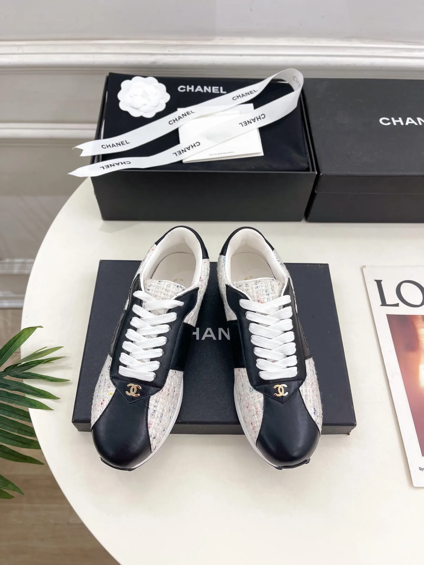 𝐂𝐇𝐀𝐍𝐄𝐋 | 小香 25𝐬𝐬 🦋2025 春夏新品 专柜经典款 小香双C休闲德训鞋运动鞋系列上新〰 🍬 时尚圈的绝绝子 搭配将演绎着细致 极简 永不褪去的经典元素 💋展现与众不同的穿搭风格美到无话可说 夏季必入款…… ━━━━━ ЅᏇєєt ━━━━━ ▪️鞋面:高定制小牛皮拼接布面 ▪️内里:进口混种羊皮里 ▪️大底:原版开模橡胶大底 ▪️跟高:2.5cm ▪️鞋码: 35-39(40定制不退换) ▪出厂价:💰260