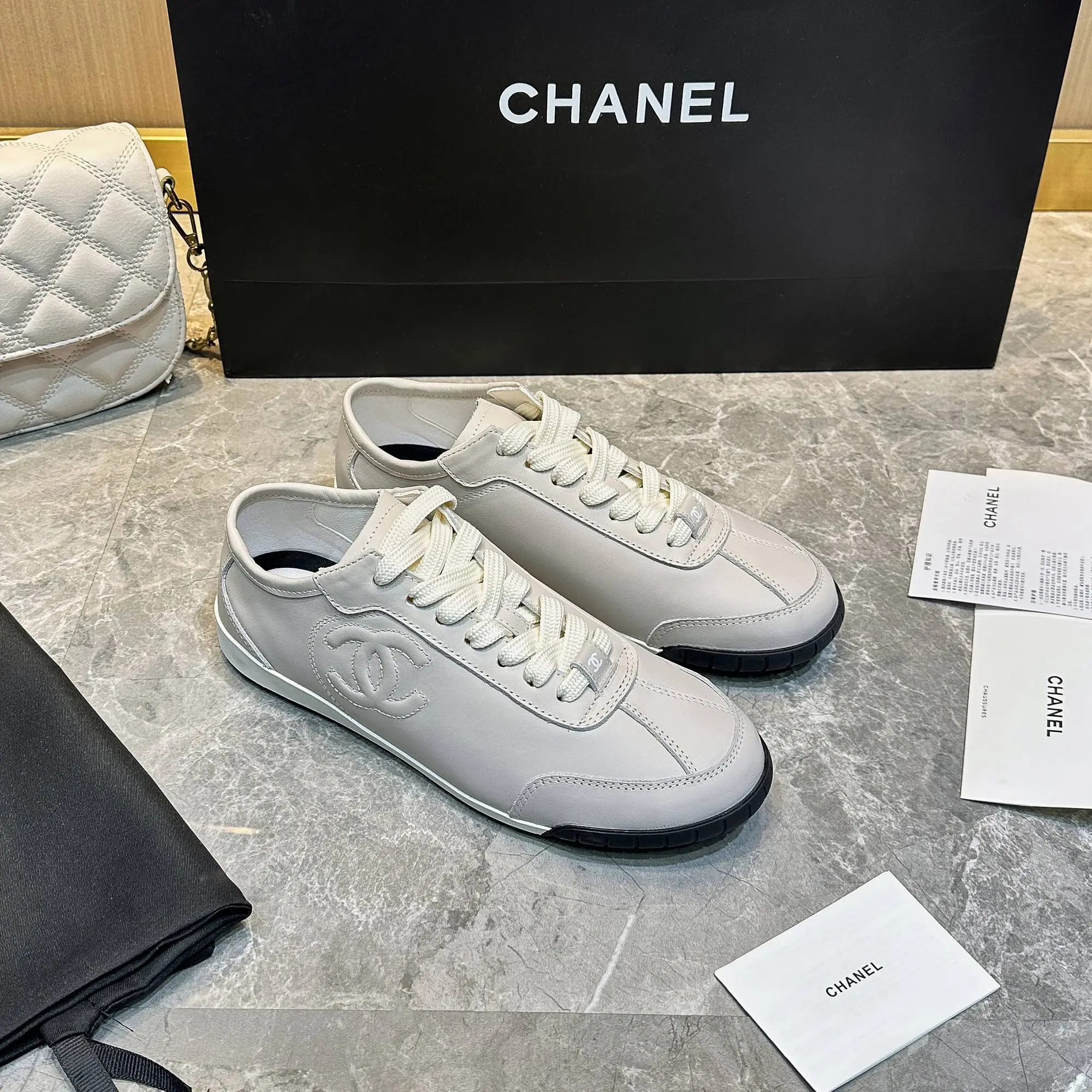 p240 Chanel香奈儿——2024专柜顶级休闲款运动鞋 这款经典设计;鞋面多种工艺的风格;大底却时尚运动;不平凡的拥入了多种配色元素…… 多元化混搭非常好看百搭,休闲,时尚,运动,户外都能兼顾…… ꫛꫀꪝ Go➫ 材料: ❶鞋面采用: 原版进口牛皮 ❷内里采用: 原版进口透气羊皮 ❸大底根据: 原版TPU大底 专柜精品包装全套女35–41