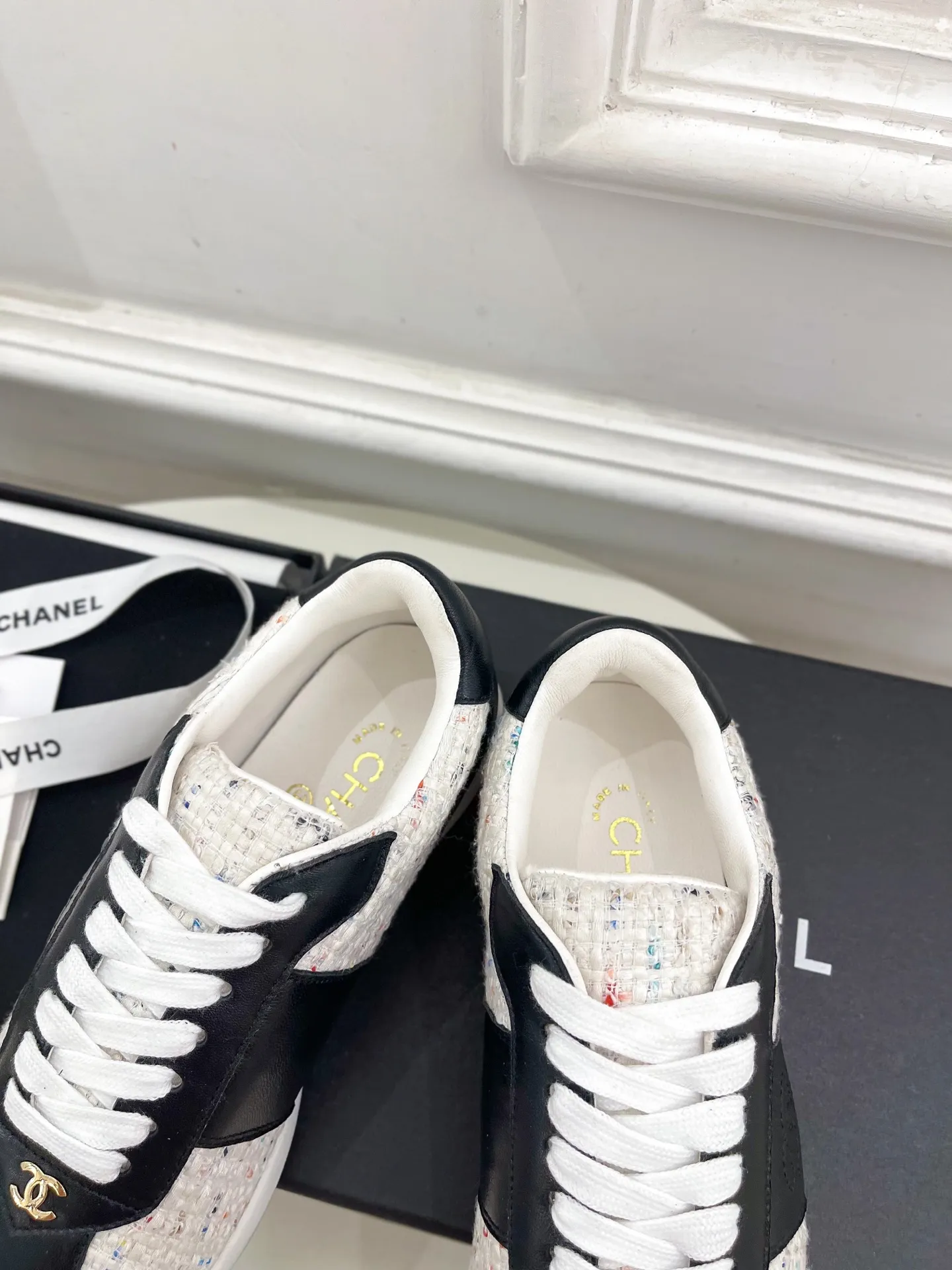 𝐂𝐇𝐀𝐍𝐄𝐋 | 小香 25𝐬𝐬 🦋2025 春夏新品 专柜经典款 小香双C休闲德训鞋运动鞋系列上新〰 🍬 时尚圈的绝绝子 搭配将演绎着细致 极简 永不褪去的经典元素 💋展现与众不同的穿搭风格美到无话可说 夏季必入款&hellip;&hellip; ━━━━━ ЅᏇєєt ━━━━━ ▪️鞋面：高定制小牛皮拼接布面 ▪️内里：进口混种羊皮里 ▪️大底：原版开模橡胶大底 ▪️跟高：2.5cm ▪️鞋码: 35-39（40定制不退换） ▪出厂价：💰260