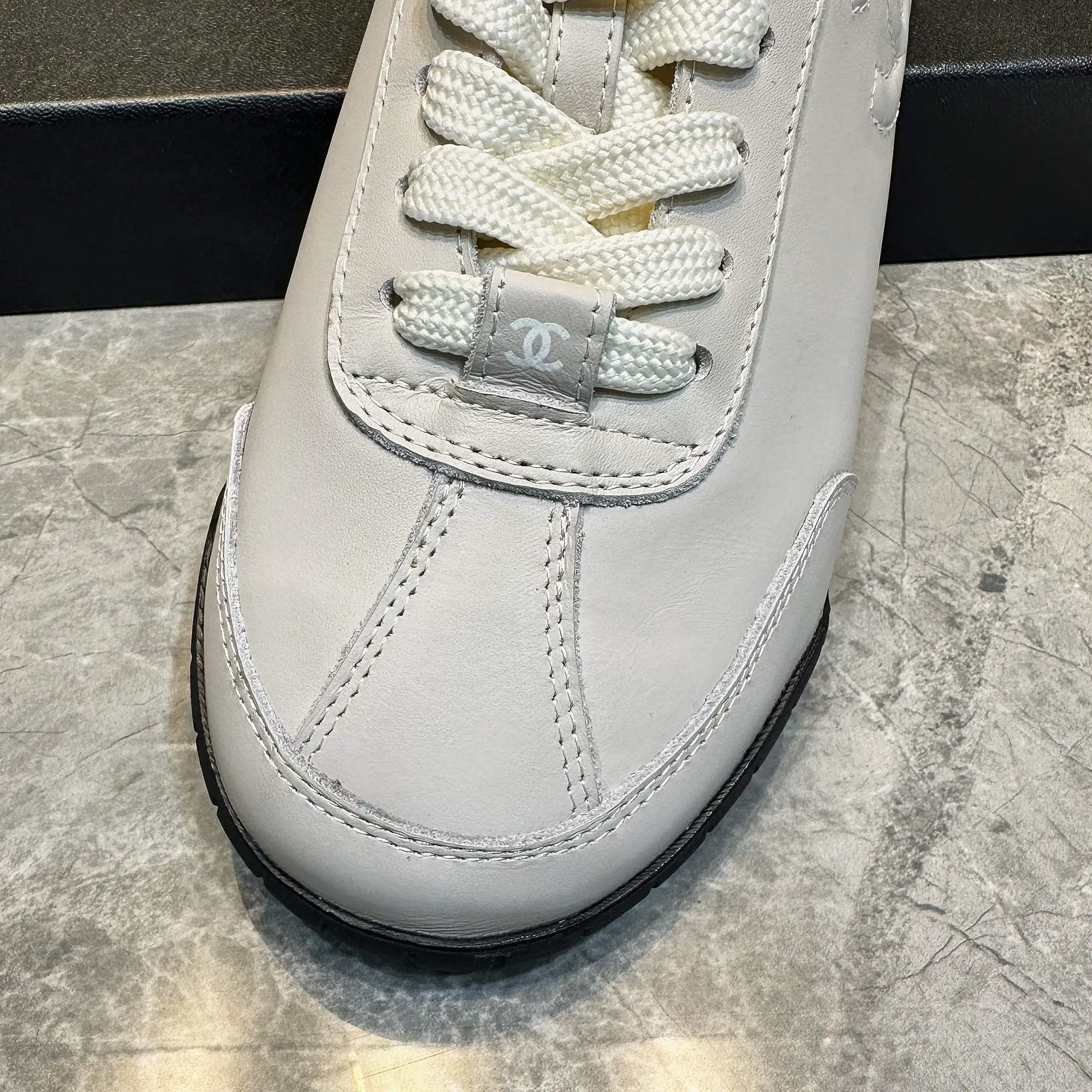 p240 Chanel香奈儿——2024专柜顶级休闲款运动鞋 这款经典设计;鞋面多种工艺的风格;大底却时尚运动;不平凡的拥入了多种配色元素…… 多元化混搭非常好看百搭,休闲,时尚,运动,户外都能兼顾…… ꫛꫀꪝ Go➫ 材料: ❶鞋面采用: 原版进口牛皮 ❷内里采用: 原版进口透气羊皮 ❸大底根据: 原版TPU大底 专柜精品包装全套女35–41