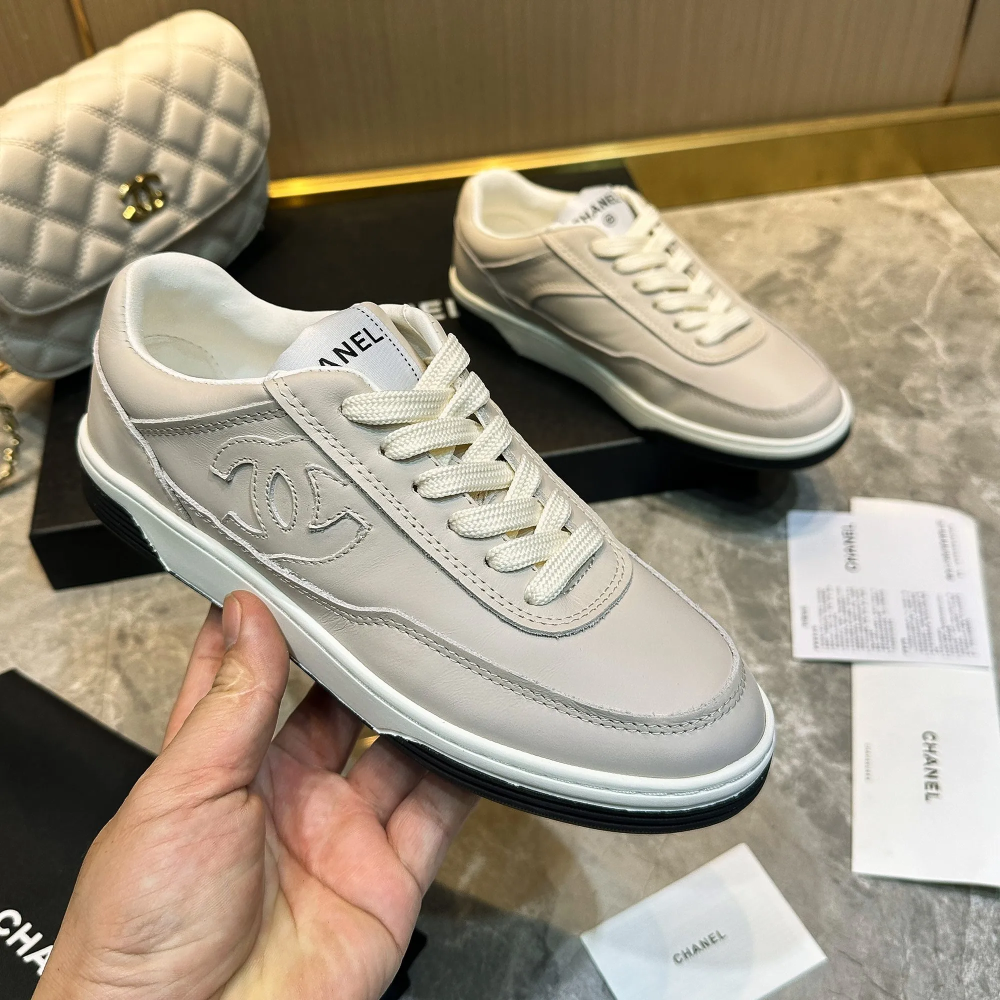 p240 Chanel香奈儿&mdash;&mdash;2024专柜顶级休闲款运动鞋 这款经典设计；鞋面多种工艺电绣的风格；大底却时尚运动；不平凡的拥入了多种配色元素&hellip;&hellip; 多元化混搭非常好看百搭，休闲，时尚，运动，户外都能兼顾&hellip;&hellip; ꫛꫀꪝ Go➫ 材料： ❶鞋面采用： 原版进口牛皮 ❷内里采用： 原版进口透气羊皮 ❸大底根据： 原版TPU大底 专柜精品包装全套女35&ndash;41