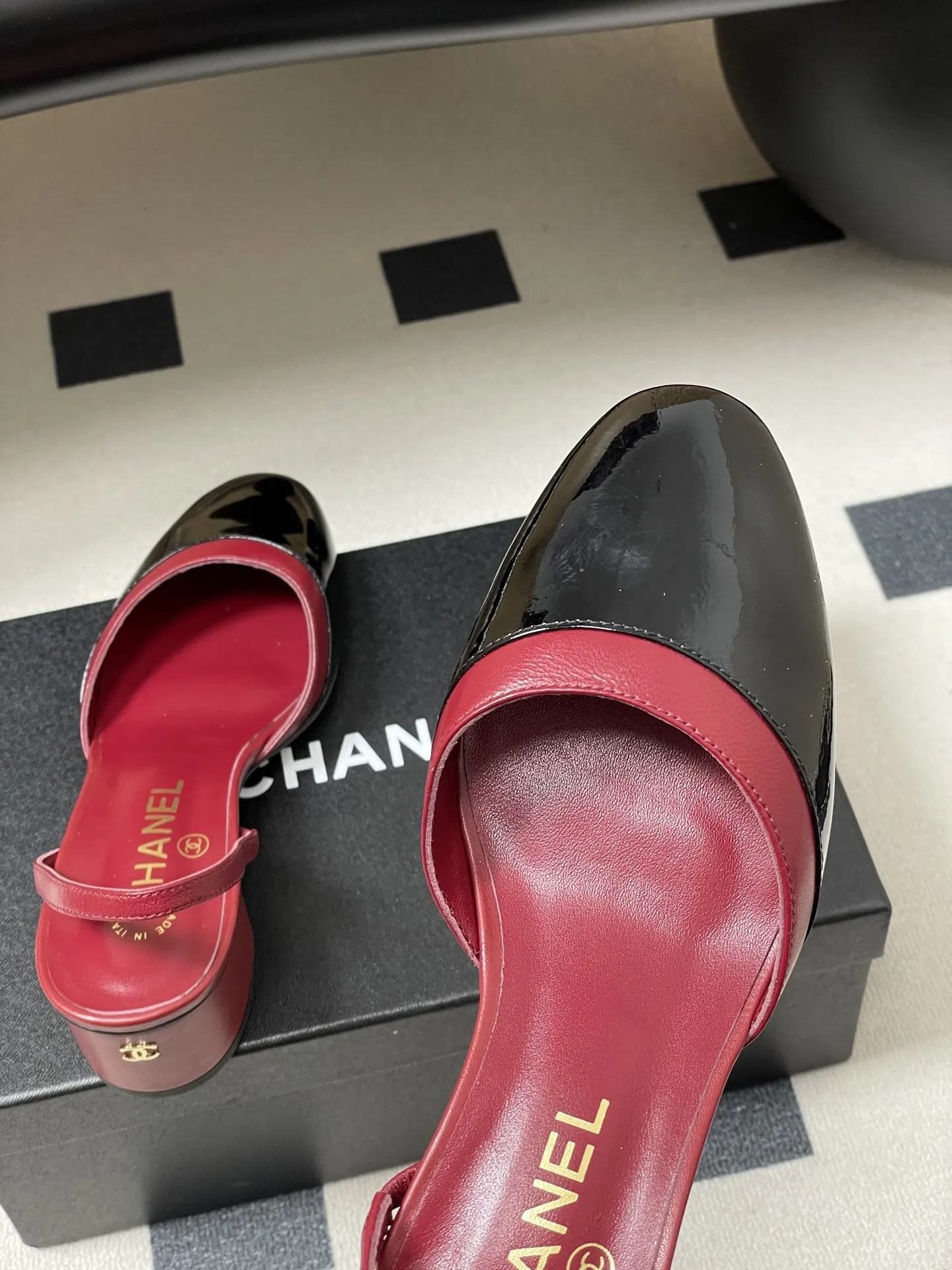 p260- Chanel 香奈儿2026春夏新款 小香走秀款经典双C扣粗跟后空凉鞋圆头拼色高跟凉鞋 采用了经典且优雅的设计风格,同时融入时尚元素,兼具复古与现代感,适合多种场合穿着。 鞋身经典的双拼色,这种色调不仅奢华亮眼,还能在视觉上提亮肤色,为穿着者增添高贵气质。 粗高跟款式,不累脚,在提供一定高度的同时,保证了穿着的稳定性和舒适度,适合长时间穿着。 鞋面:羊皮/牛漆皮 内里垫脚:羊皮 鞋底:意大利真皮大底 跟高:4.5cm/7.5cm 码数:35-39(40.41定做不退换)