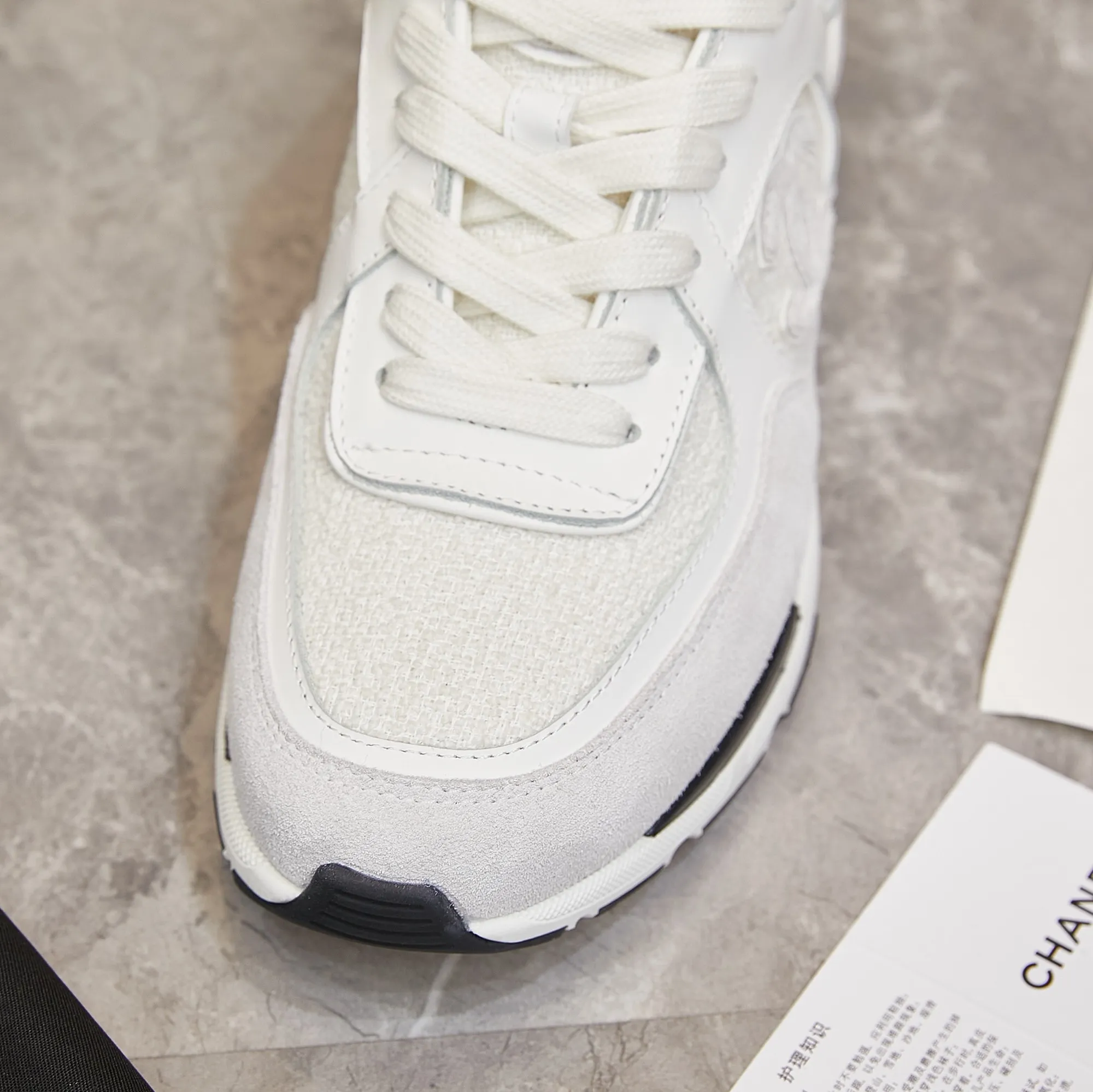 280 Chanel香奈儿——2024专柜顶级休闲款运动鞋 这款经典设计;鞋面多种工艺电绣的风格;大底却时尚运动;不平凡的拥入了多种配色元素…… 多元化混搭非常好看百搭,休闲,时尚,运动,户外都能兼顾…… ꫛꫀꪝ Go➫ 材料: ❶鞋面采用: 原版进口高丝光牛反绒+小香风布料 ❷内里采用: 原版进口透气羊皮里 ❸大底根据: 原版TPU组合大底 专柜精品包装全套女35–41 男38-45p280