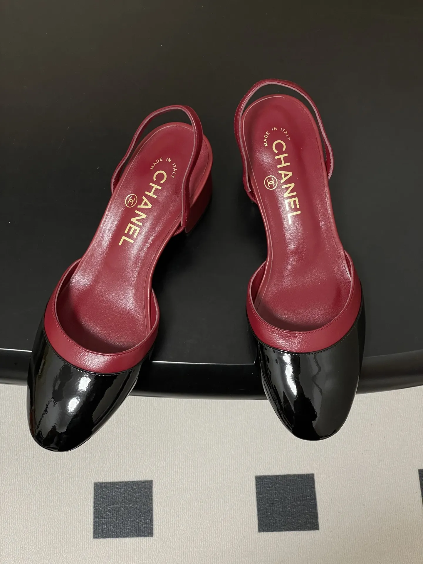 p260- Chanel 香奈儿2026春夏新款 小香走秀款经典双C扣粗跟后空凉鞋圆头拼色高跟凉鞋 采用了经典且优雅的设计风格,同时融入时尚元素,兼具复古与现代感,适合多种场合穿着。 鞋身经典的双拼色,这种色调不仅奢华亮眼,还能在视觉上提亮肤色,为穿着者增添高贵气质。 粗高跟款式,不累脚,在提供一定高度的同时,保证了穿着的稳定性和舒适度,适合长时间穿着。 鞋面:羊皮/牛漆皮 内里垫脚:羊皮 鞋底:意大利真皮大底 跟高:4.5cm/7.5cm 码数:35-39(40.41定做不退换)