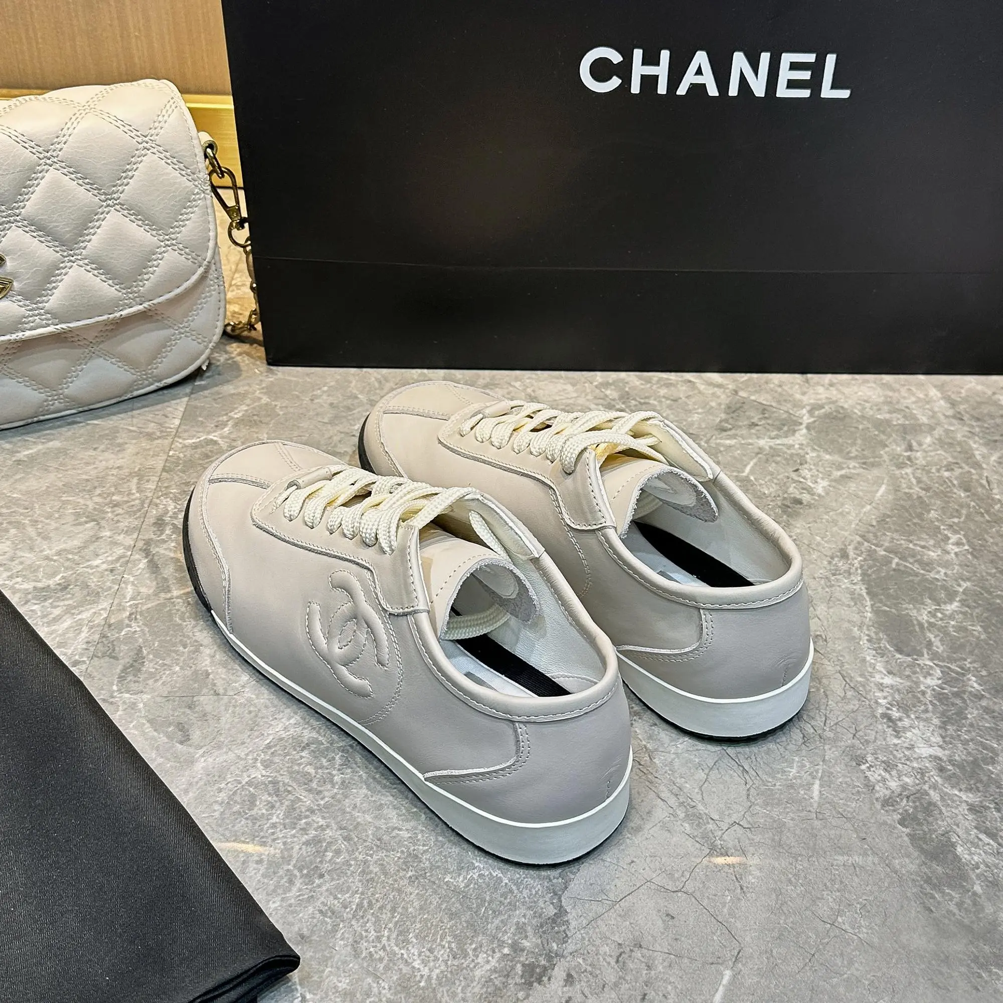 p240 Chanel香奈儿&mdash;&mdash;2024专柜顶级休闲款运动鞋 这款经典设计；鞋面多种工艺的风格；大底却时尚运动；不平凡的拥入了多种配色元素&hellip;&hellip; 多元化混搭非常好看百搭，休闲，时尚，运动，户外都能兼顾&hellip;&hellip; ꫛꫀꪝ Go➫ 材料： ❶鞋面采用： 原版进口牛皮 ❷内里采用： 原版进口透气羊皮 ❸大底根据： 原版TPU大底 专柜精品包装全套女35&ndash;41