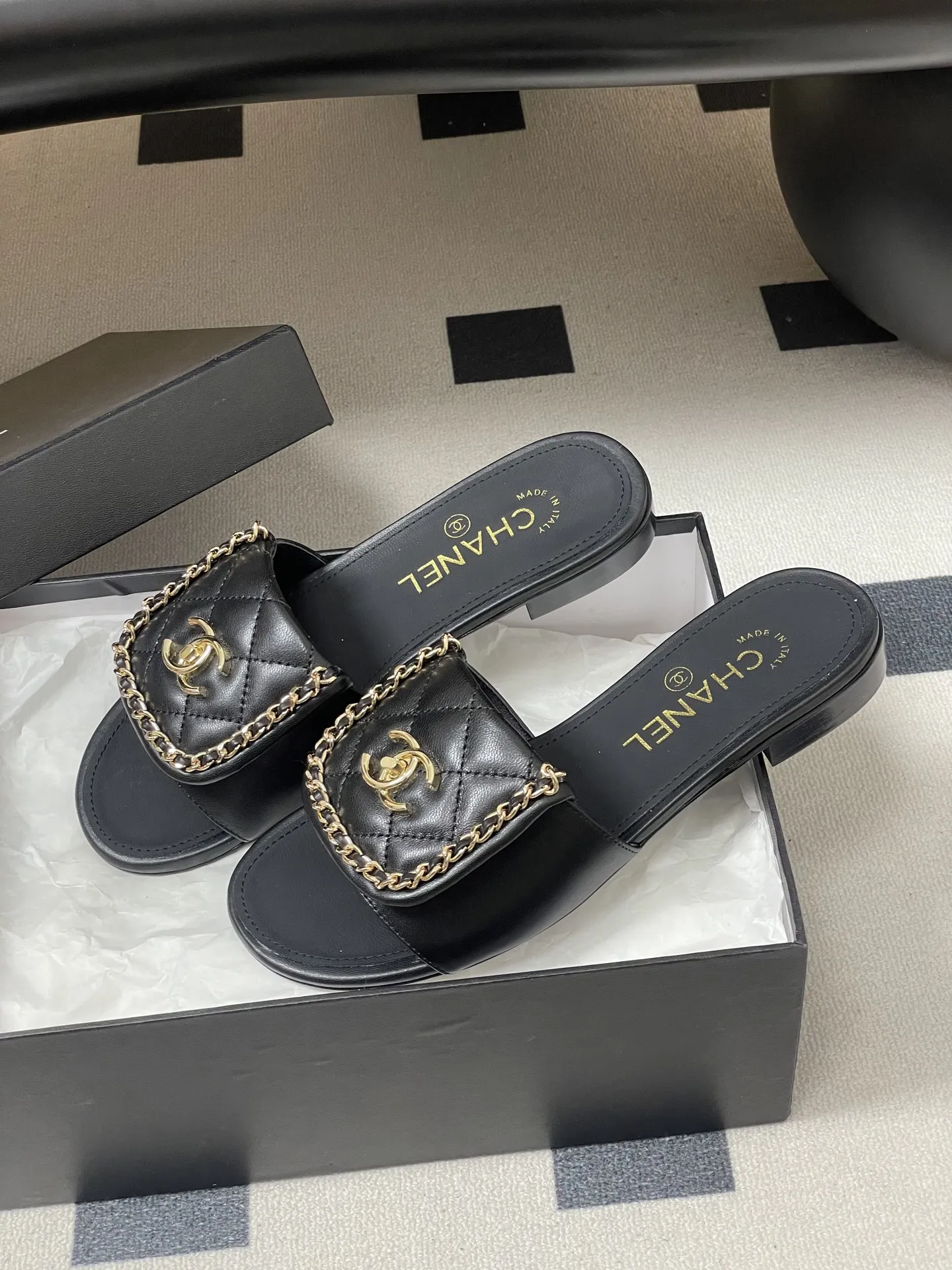 p240- 26Fw春夏新款Chanel小香经典翻盖书包扣链条一字拖鞋双C扣粗跟拖鞋 经典永不过时 简约大气，标志性翻盖双C书包扣配搭链条设计～显瘦百搭～脚感非常舒适！凸显优雅的爆品 小香粉必入！ 鞋面：羊皮/定制链条 内里垫脚：羊皮 高跟：平底/粗跟5cm 鞋底：意大利真皮大底 码数：35-39（40.41.42定做不退换）