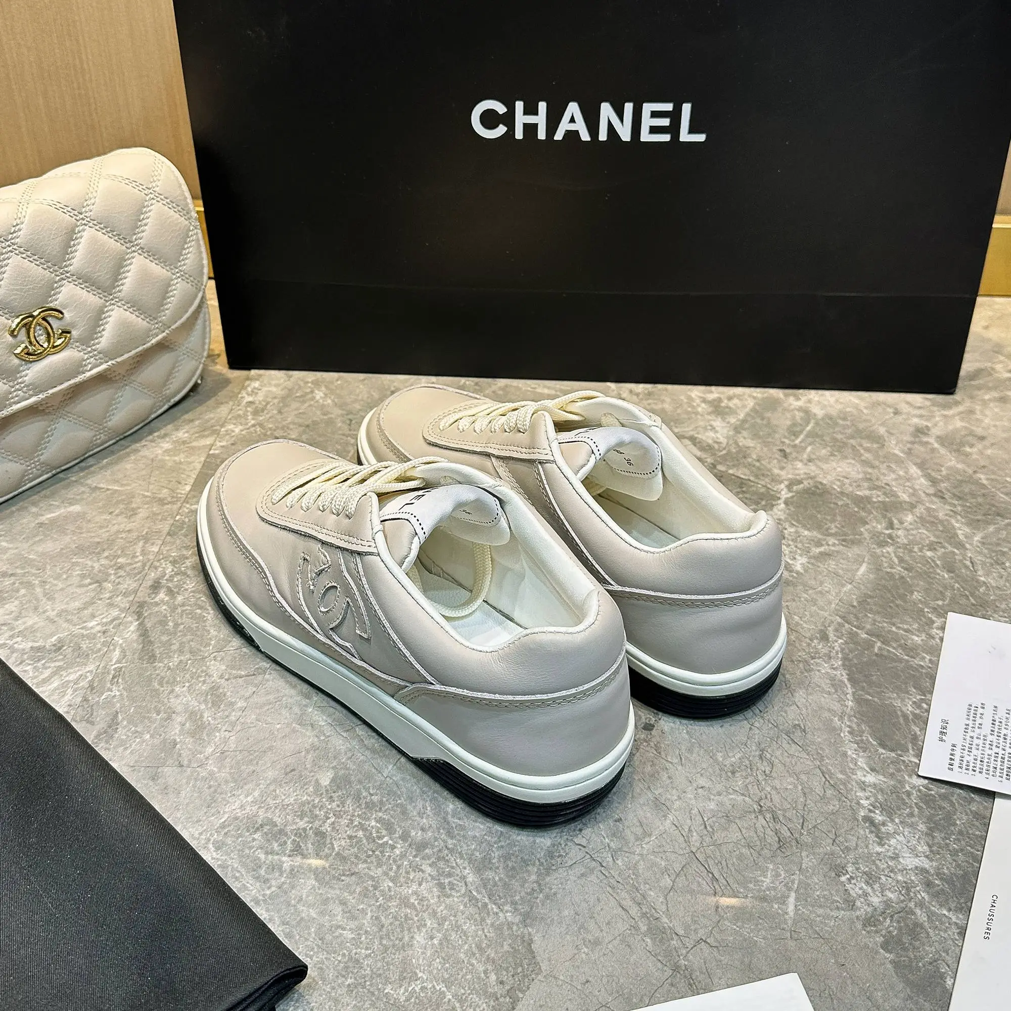 p240 Chanel香奈儿&mdash;&mdash;2024专柜顶级休闲款运动鞋 这款经典设计；鞋面多种工艺电绣的风格；大底却时尚运动；不平凡的拥入了多种配色元素&hellip;&hellip; 多元化混搭非常好看百搭，休闲，时尚，运动，户外都能兼顾&hellip;&hellip; ꫛꫀꪝ Go➫ 材料： ❶鞋面采用： 原版进口牛皮 ❷内里采用： 原版进口透气羊皮 ❸大底根据： 原版TPU大底 专柜精品包装全套女35&ndash;41