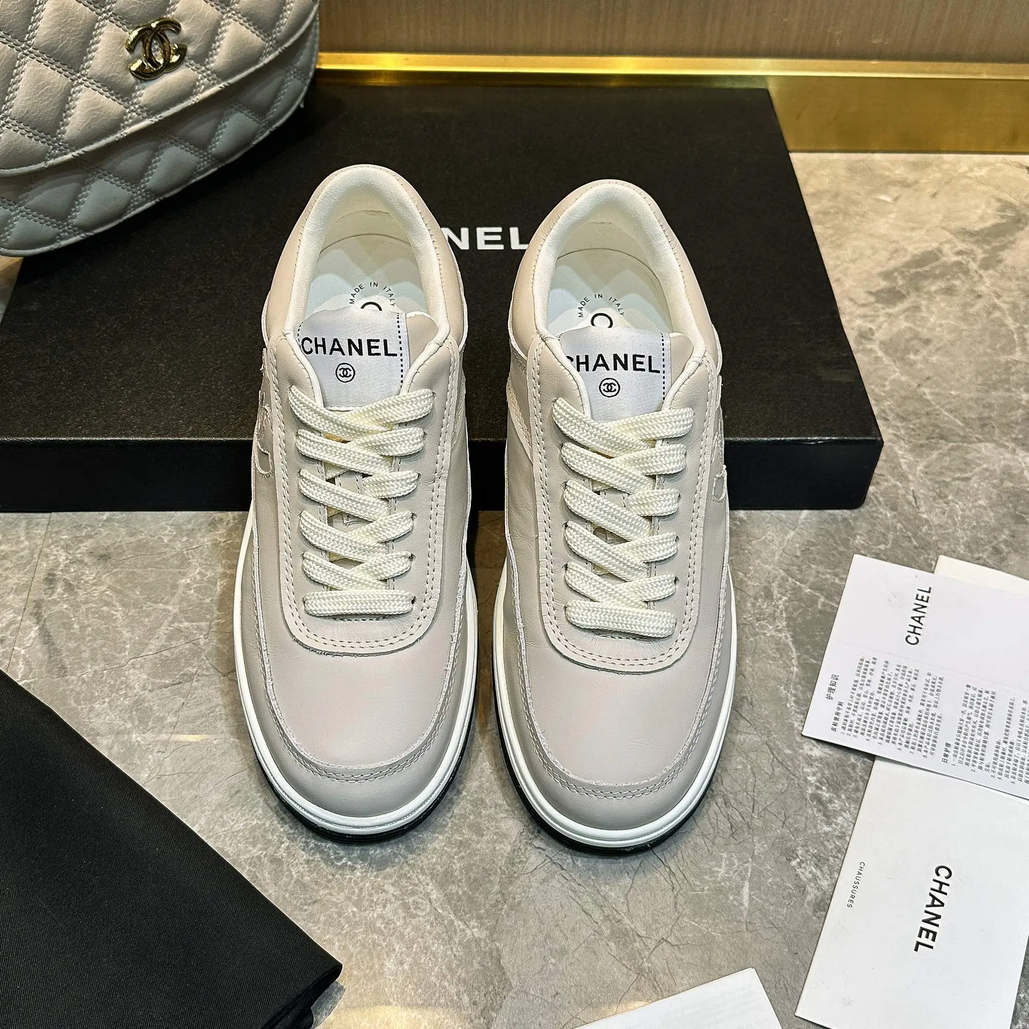 p240 Chanel香奈儿——2024专柜顶级休闲款运动鞋 这款经典设计;鞋面多种工艺电绣的风格;大底却时尚运动;不平凡的拥入了多种配色元素…… 多元化混搭非常好看百搭,休闲,时尚,运动,户外都能兼顾…… ꫛꫀꪝ Go➫ 材料: ❶鞋面采用: 原版进口牛皮 ❷内里采用: 原版进口透气羊皮 ❸大底根据: 原版TPU大底 专柜精品包装全套女35–41