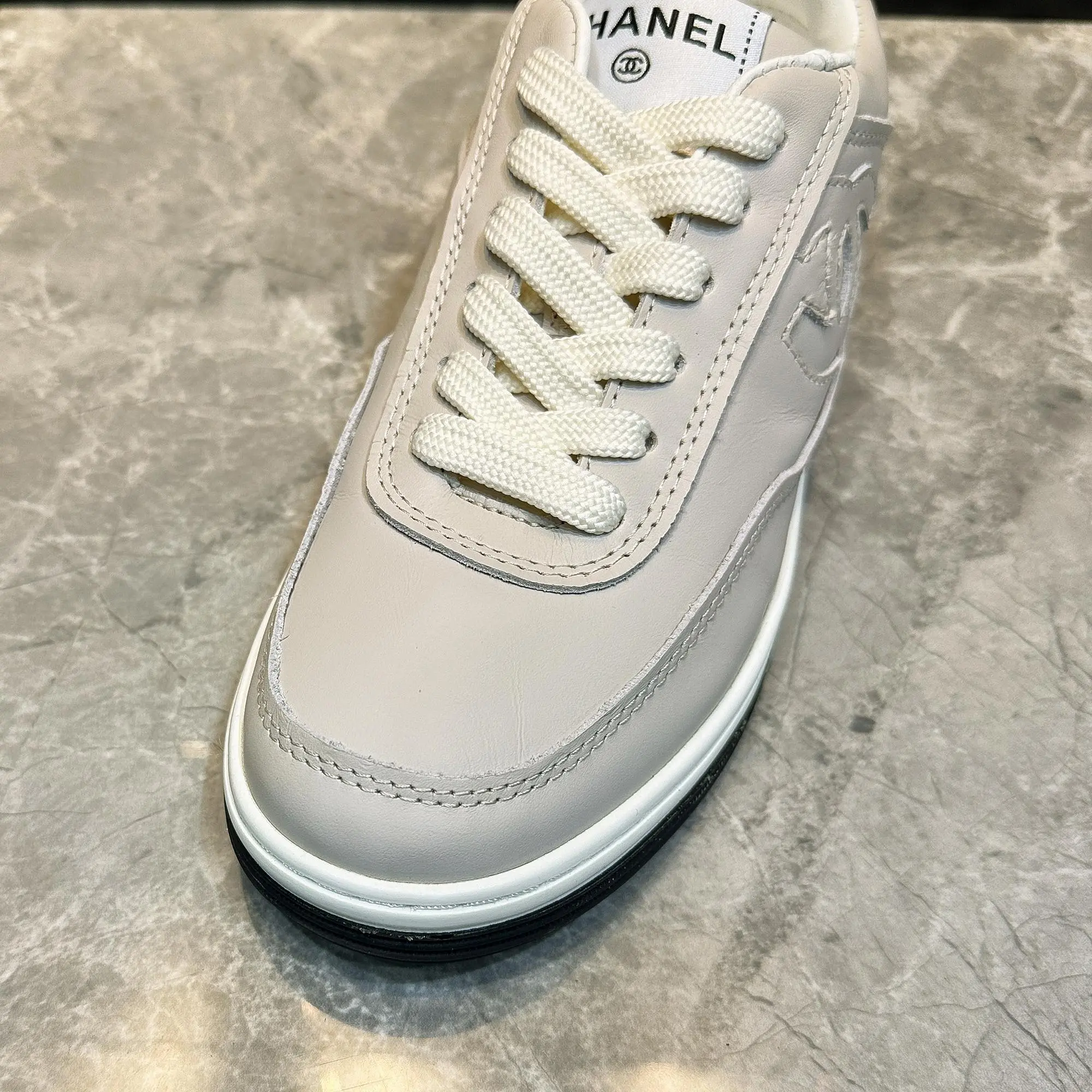 p240 Chanel香奈儿&mdash;&mdash;2024专柜顶级休闲款运动鞋 这款经典设计；鞋面多种工艺电绣的风格；大底却时尚运动；不平凡的拥入了多种配色元素&hellip;&hellip; 多元化混搭非常好看百搭，休闲，时尚，运动，户外都能兼顾&hellip;&hellip; ꫛꫀꪝ Go➫ 材料： ❶鞋面采用： 原版进口牛皮 ❷内里采用： 原版进口透气羊皮 ❸大底根据： 原版TPU大底 专柜精品包装全套女35&ndash;41