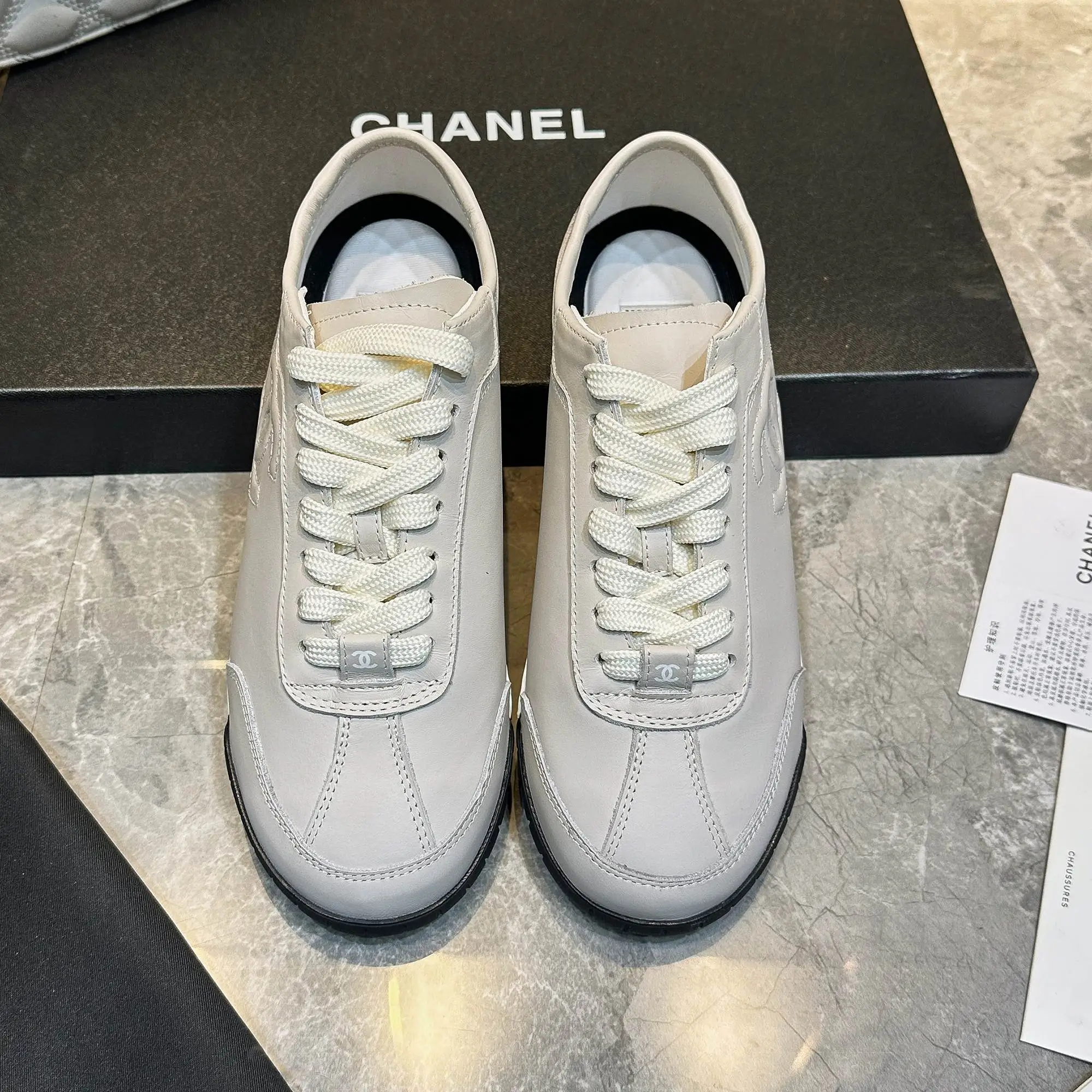 p240 Chanel香奈儿&mdash;&mdash;2024专柜顶级休闲款运动鞋 这款经典设计；鞋面多种工艺的风格；大底却时尚运动；不平凡的拥入了多种配色元素&hellip;&hellip; 多元化混搭非常好看百搭，休闲，时尚，运动，户外都能兼顾&hellip;&hellip; ꫛꫀꪝ Go➫ 材料： ❶鞋面采用： 原版进口牛皮 ❷内里采用： 原版进口透气羊皮 ❸大底根据： 原版TPU大底 专柜精品包装全套女35&ndash;41