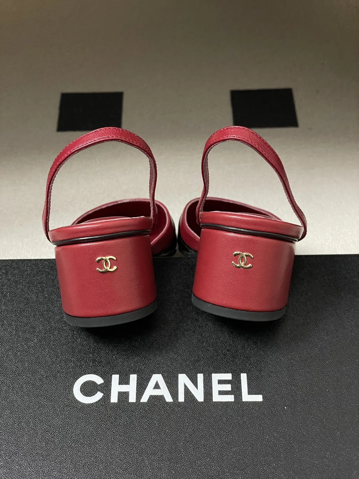 p260- Chanel 香奈儿2026春夏新款 小香走秀款经典双C扣粗跟后空凉鞋圆头拼色高跟凉鞋 采用了经典且优雅的设计风格,同时融入时尚元素,兼具复古与现代感,适合多种场合穿着。 鞋身经典的双拼色,这种色调不仅奢华亮眼,还能在视觉上提亮肤色,为穿着者增添高贵气质。 粗高跟款式,不累脚,在提供一定高度的同时,保证了穿着的稳定性和舒适度,适合长时间穿着。 鞋面:羊皮/牛漆皮 内里垫脚:羊皮 鞋底:意大利真皮大底 跟高:4.5cm/7.5cm 码数:35-39(40.41定做不退换)