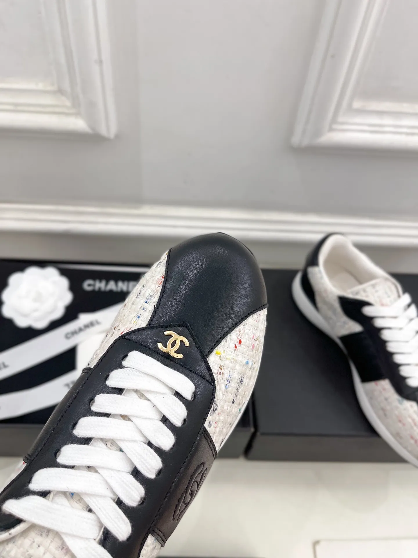 𝐂𝐇𝐀𝐍𝐄𝐋 | 小香 25𝐬𝐬 🦋2025 春夏新品 专柜经典款 小香双C休闲德训鞋运动鞋系列上新〰 🍬 时尚圈的绝绝子 搭配将演绎着细致 极简 永不褪去的经典元素 💋展现与众不同的穿搭风格美到无话可说 夏季必入款&hellip;&hellip; ━━━━━ ЅᏇєєt ━━━━━ ▪️鞋面：高定制小牛皮拼接布面 ▪️内里：进口混种羊皮里 ▪️大底：原版开模橡胶大底 ▪️跟高：2.5cm ▪️鞋码: 35-39（40定制不退换） ▪出厂价：💰260