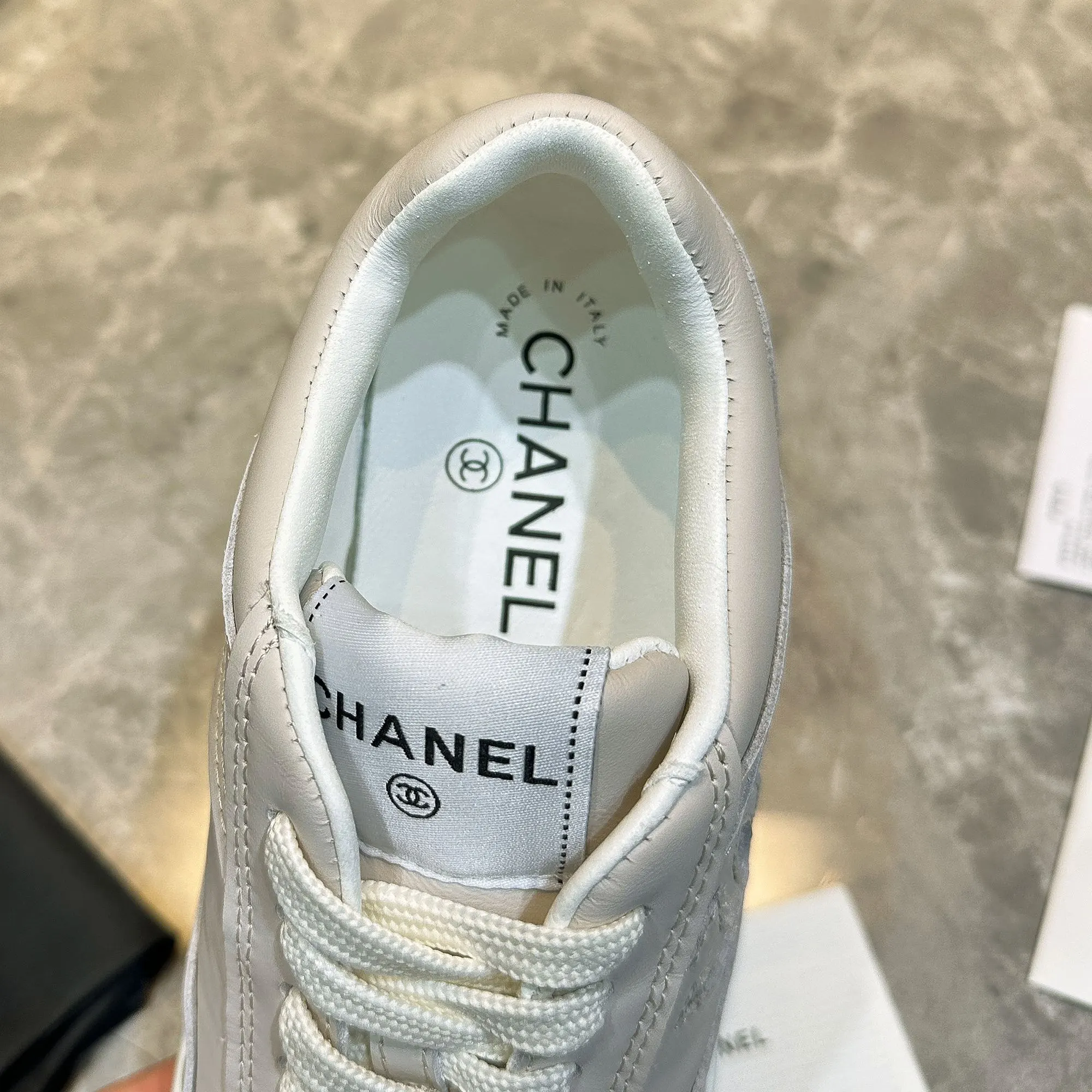 p240 Chanel香奈儿&mdash;&mdash;2024专柜顶级休闲款运动鞋 这款经典设计；鞋面多种工艺电绣的风格；大底却时尚运动；不平凡的拥入了多种配色元素&hellip;&hellip; 多元化混搭非常好看百搭，休闲，时尚，运动，户外都能兼顾&hellip;&hellip; ꫛꫀꪝ Go➫ 材料： ❶鞋面采用： 原版进口牛皮 ❷内里采用： 原版进口透气羊皮 ❸大底根据： 原版TPU大底 专柜精品包装全套女35&ndash;41