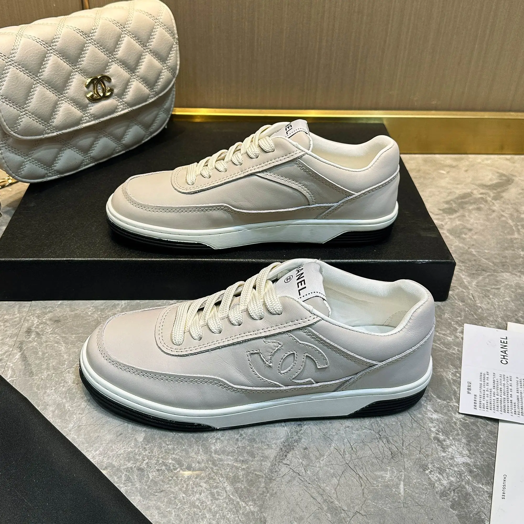 p240 Chanel香奈儿——2024专柜顶级休闲款运动鞋 这款经典设计;鞋面多种工艺电绣的风格;大底却时尚运动;不平凡的拥入了多种配色元素…… 多元化混搭非常好看百搭,休闲,时尚,运动,户外都能兼顾…… ꫛꫀꪝ Go➫ 材料: ❶鞋面采用: 原版进口牛皮 ❷内里采用: 原版进口透气羊皮 ❸大底根据: 原版TPU大底 专柜精品包装全套女35–41