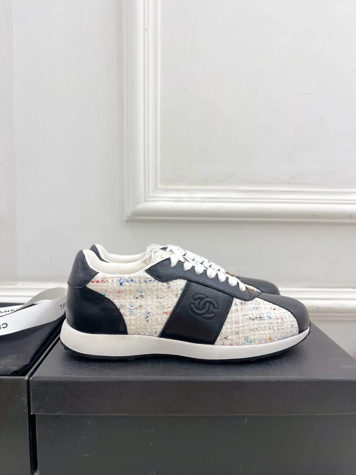 𝐂𝐇𝐀𝐍𝐄𝐋 | 小香 25𝐬𝐬 🦋2025 春夏新品 专柜经典款 小香双C休闲德训鞋运动鞋系列上新〰 🍬 时尚圈的绝绝子 搭配将演绎着细致 极简 永不褪去的经典元素 💋展现与众不同的穿搭风格美到无话可说 夏季必入款…… ━━━━━ ЅᏇєєt ━━━━━ ▪️鞋面:高定制小牛皮拼接布面 ▪️内里:进口混种羊皮里 ▪️大底:原版开模橡胶大底 ▪️跟高:2.5cm ▪️鞋码: 35-39(40定制不退换) ▪出厂价:💰260