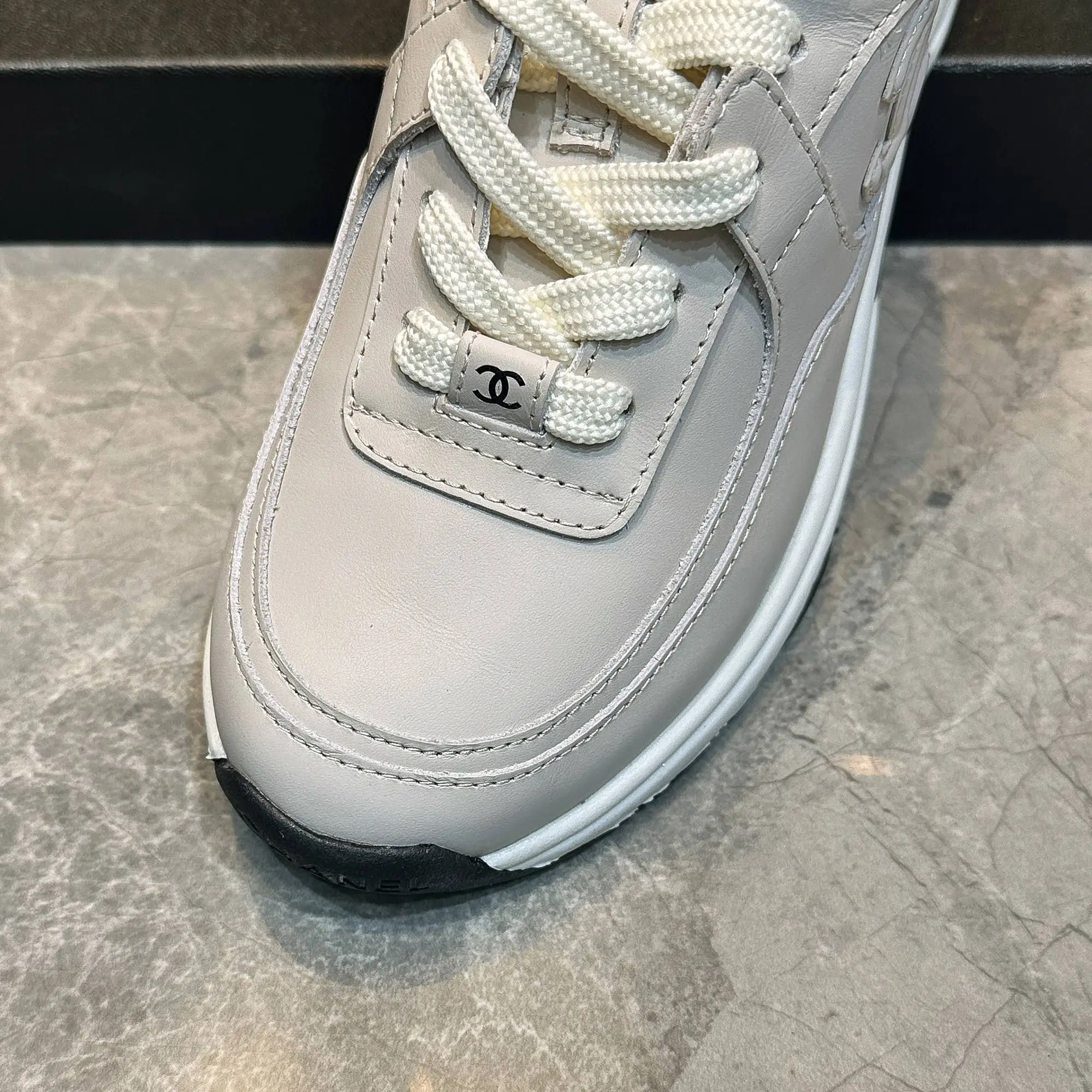 p240 Chanel香奈儿——2024专柜顶级休闲款运动鞋 这款经典设计;鞋面多种工艺电绣的风格;大底却时尚运动;不平凡的拥入了多种配色元素…… 多元化混搭非常好看百搭,休闲,时尚,运动,户外都能兼顾…… ꫛꫀꪝ Go➫ 材料: ❶鞋面采用: 原版进口牛皮 ❷内里采用: 原版进口羊皮里 ❸大底根据: 原版TPU大底 专柜精品包装全套女35–41 男39-46