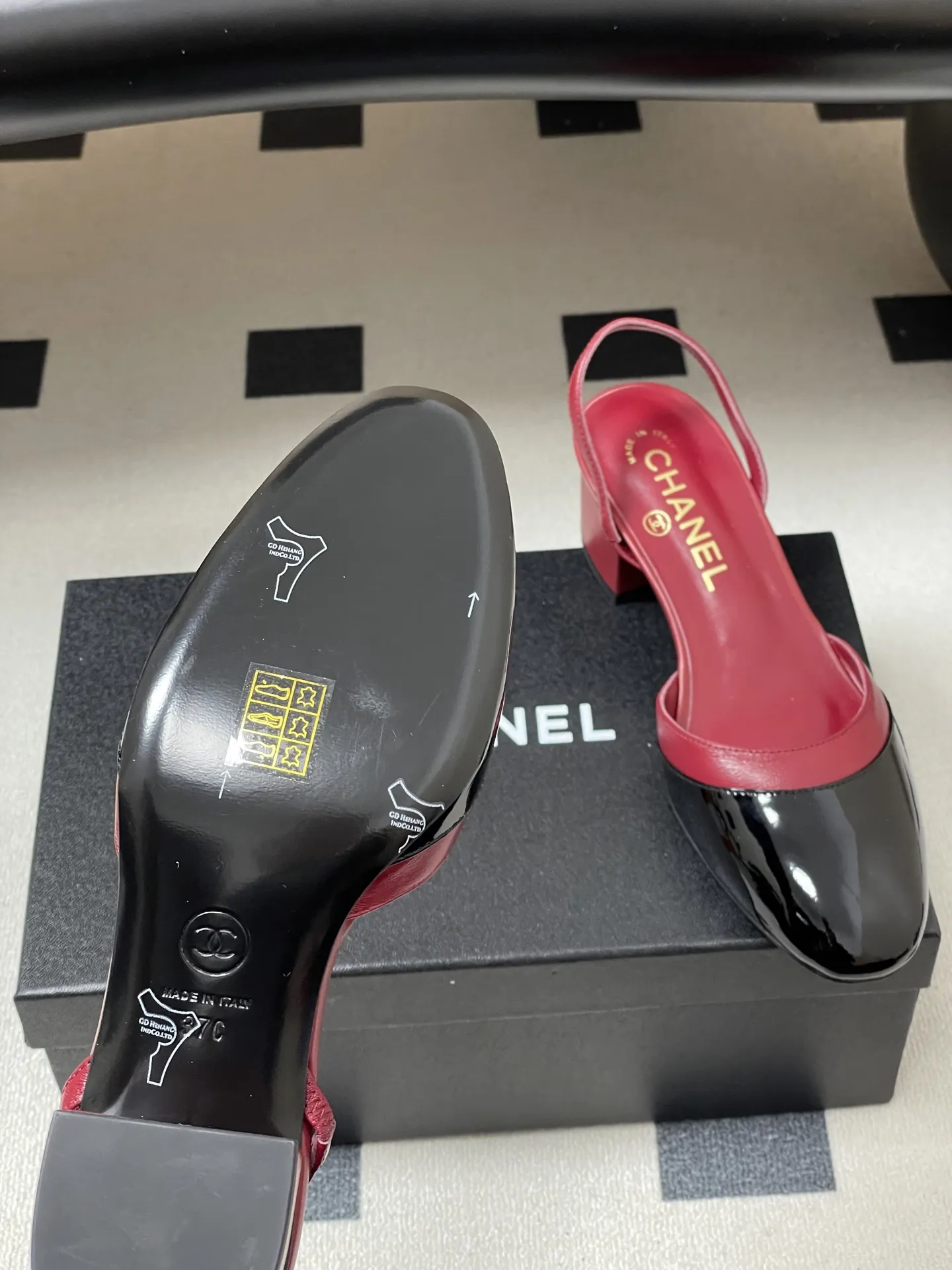 p260- Chanel 香奈儿2026春夏新款 小香走秀款经典双C扣粗跟后空凉鞋圆头拼色高跟凉鞋 采用了经典且优雅的设计风格，同时融入时尚元素，兼具复古与现代感，适合多种场合穿着。 鞋身经典的双拼色，这种色调不仅奢华亮眼，还能在视觉上提亮肤色，为穿着者增添高贵气质。 粗高跟款式，不累脚，在提供一定高度的同时，保证了穿着的稳定性和舒适度，适合长时间穿着。 鞋面：羊皮/牛漆皮 内里垫脚：羊皮 鞋底：意大利真皮大底 跟高：4.5cm/7.5cm 码数：35-39（40.41定做不退换）