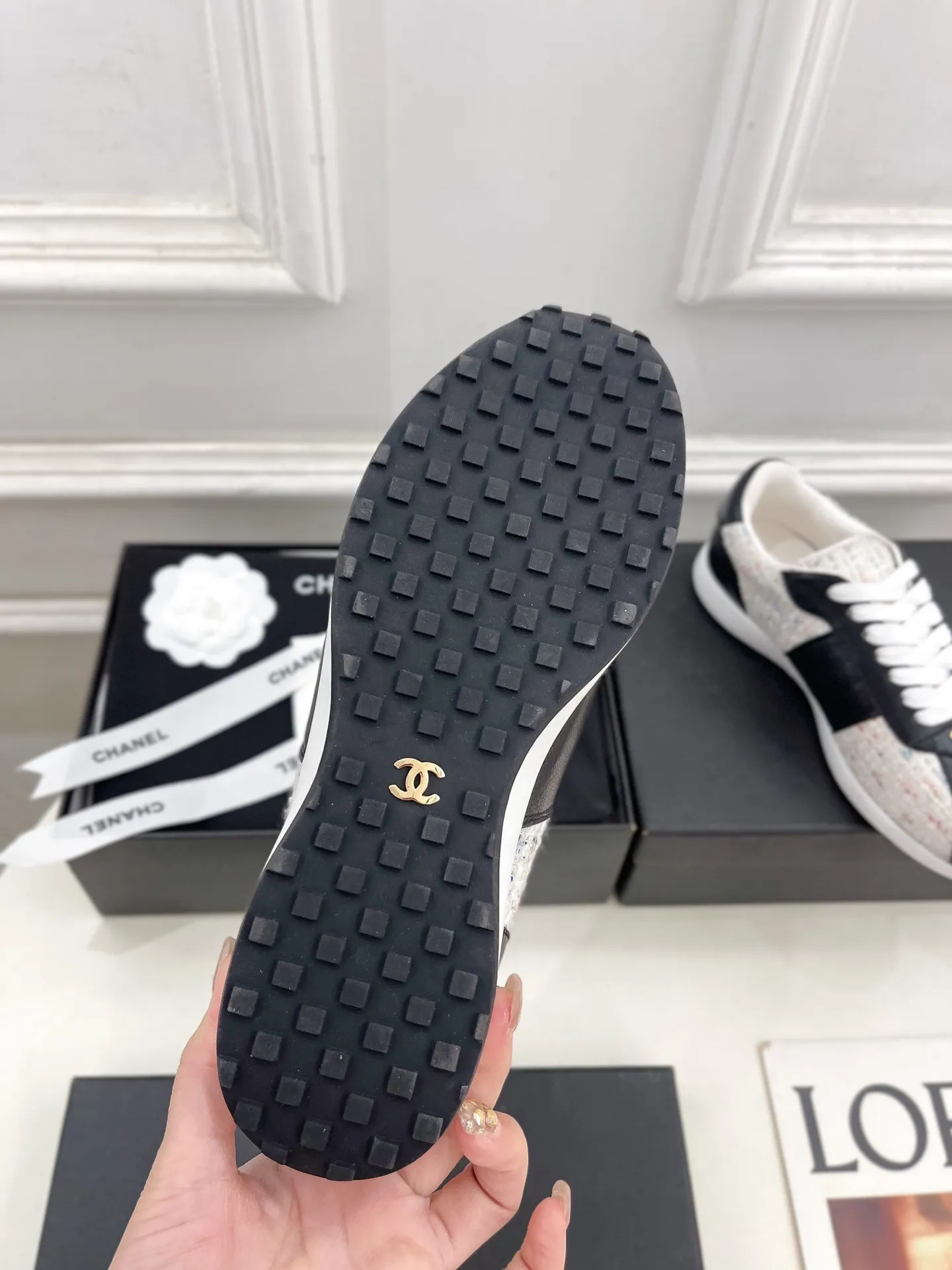 𝐂𝐇𝐀𝐍𝐄𝐋 | 小香 25𝐬𝐬 🦋2025 春夏新品 专柜经典款 小香双C休闲德训鞋运动鞋系列上新〰 🍬 时尚圈的绝绝子 搭配将演绎着细致 极简 永不褪去的经典元素 💋展现与众不同的穿搭风格美到无话可说 夏季必入款…… ━━━━━ ЅᏇєєt ━━━━━ ▪️鞋面:高定制小牛皮拼接布面 ▪️内里:进口混种羊皮里 ▪️大底:原版开模橡胶大底 ▪️跟高:2.5cm ▪️鞋码: 35-39(40定制不退换) ▪出厂价:💰260