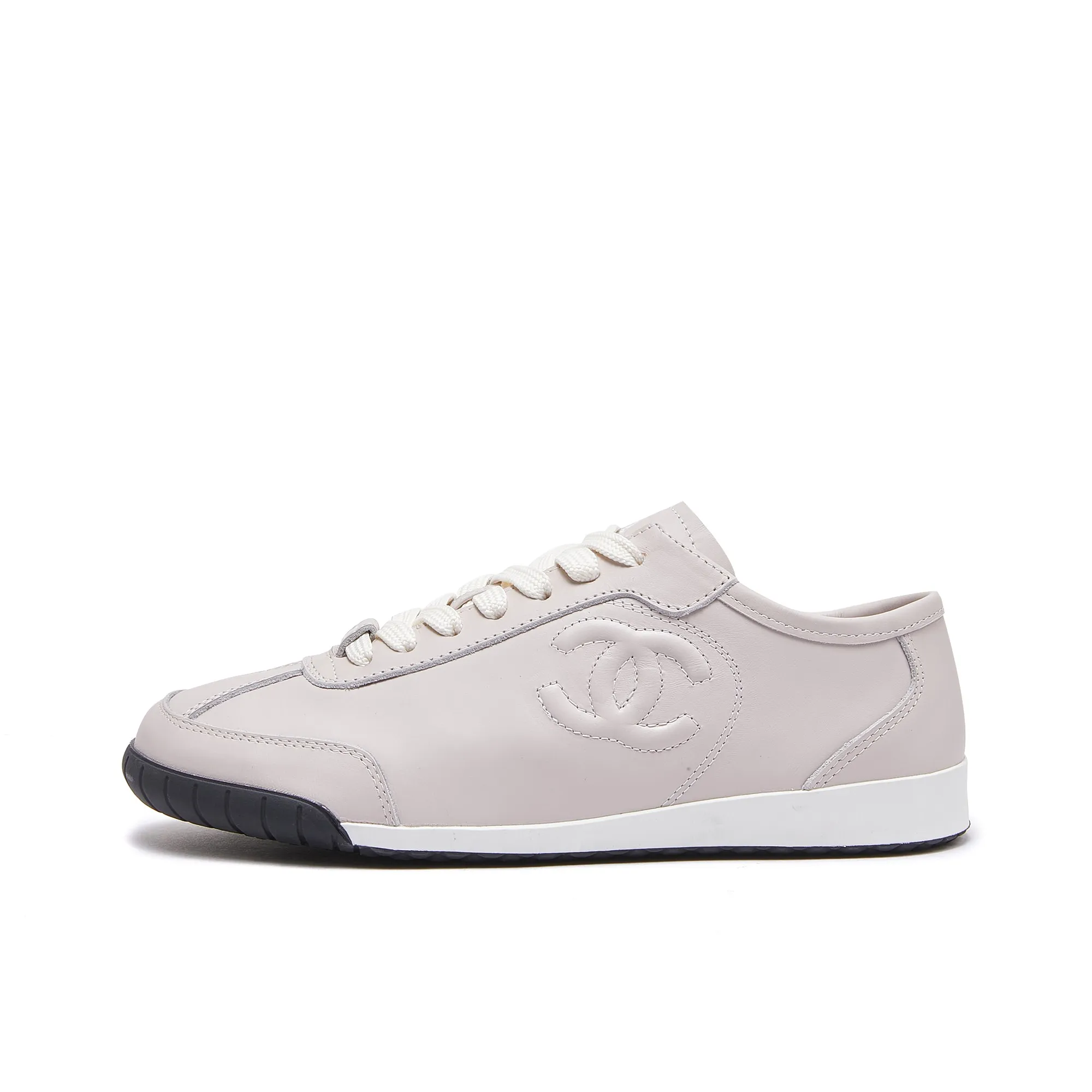 p240 Chanel香奈儿&mdash;&mdash;2024专柜顶级休闲款运动鞋 这款经典设计；鞋面多种工艺的风格；大底却时尚运动；不平凡的拥入了多种配色元素&hellip;&hellip; 多元化混搭非常好看百搭，休闲，时尚，运动，户外都能兼顾&hellip;&hellip; ꫛꫀꪝ Go➫ 材料： ❶鞋面采用： 原版进口牛皮 ❷内里采用： 原版进口透气羊皮 ❸大底根据： 原版TPU大底 专柜精品包装全套女35&ndash;41