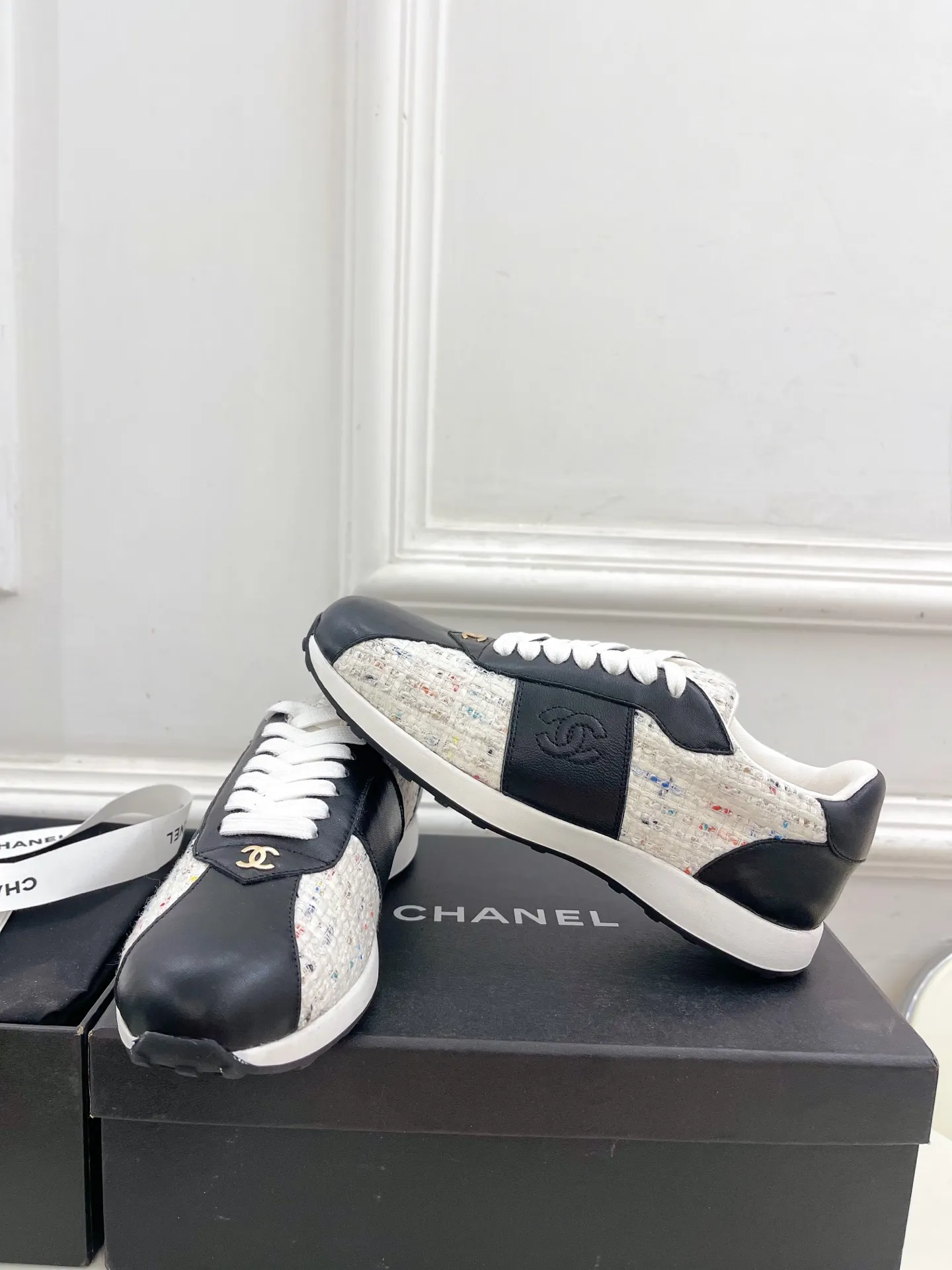 𝐂𝐇𝐀𝐍𝐄𝐋 | 小香 25𝐬𝐬 🦋2025 春夏新品 专柜经典款 小香双C休闲德训鞋运动鞋系列上新〰 🍬 时尚圈的绝绝子 搭配将演绎着细致 极简 永不褪去的经典元素 💋展现与众不同的穿搭风格美到无话可说 夏季必入款…… ━━━━━ ЅᏇєєt ━━━━━ ▪️鞋面:高定制小牛皮拼接布面 ▪️内里:进口混种羊皮里 ▪️大底:原版开模橡胶大底 ▪️跟高:2.5cm ▪️鞋码: 35-39(40定制不退换) ▪出厂价:💰260