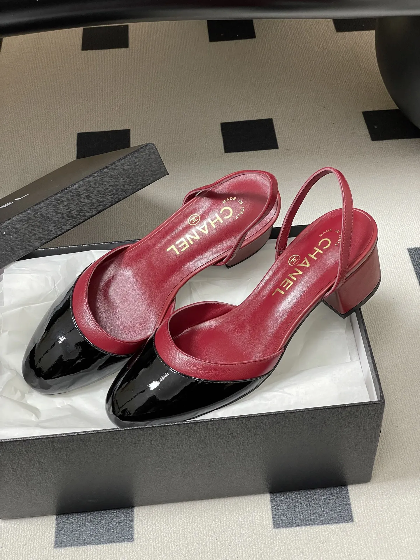 p260- Chanel 香奈儿2026春夏新款 小香走秀款经典双C扣粗跟后空凉鞋圆头拼色高跟凉鞋 采用了经典且优雅的设计风格，同时融入时尚元素，兼具复古与现代感，适合多种场合穿着。 鞋身经典的双拼色，这种色调不仅奢华亮眼，还能在视觉上提亮肤色，为穿着者增添高贵气质。 粗高跟款式，不累脚，在提供一定高度的同时，保证了穿着的稳定性和舒适度，适合长时间穿着。 鞋面：羊皮/牛漆皮 内里垫脚：羊皮 鞋底：意大利真皮大底 跟高：4.5cm/7.5cm 码数：35-39（40.41定做不退换）