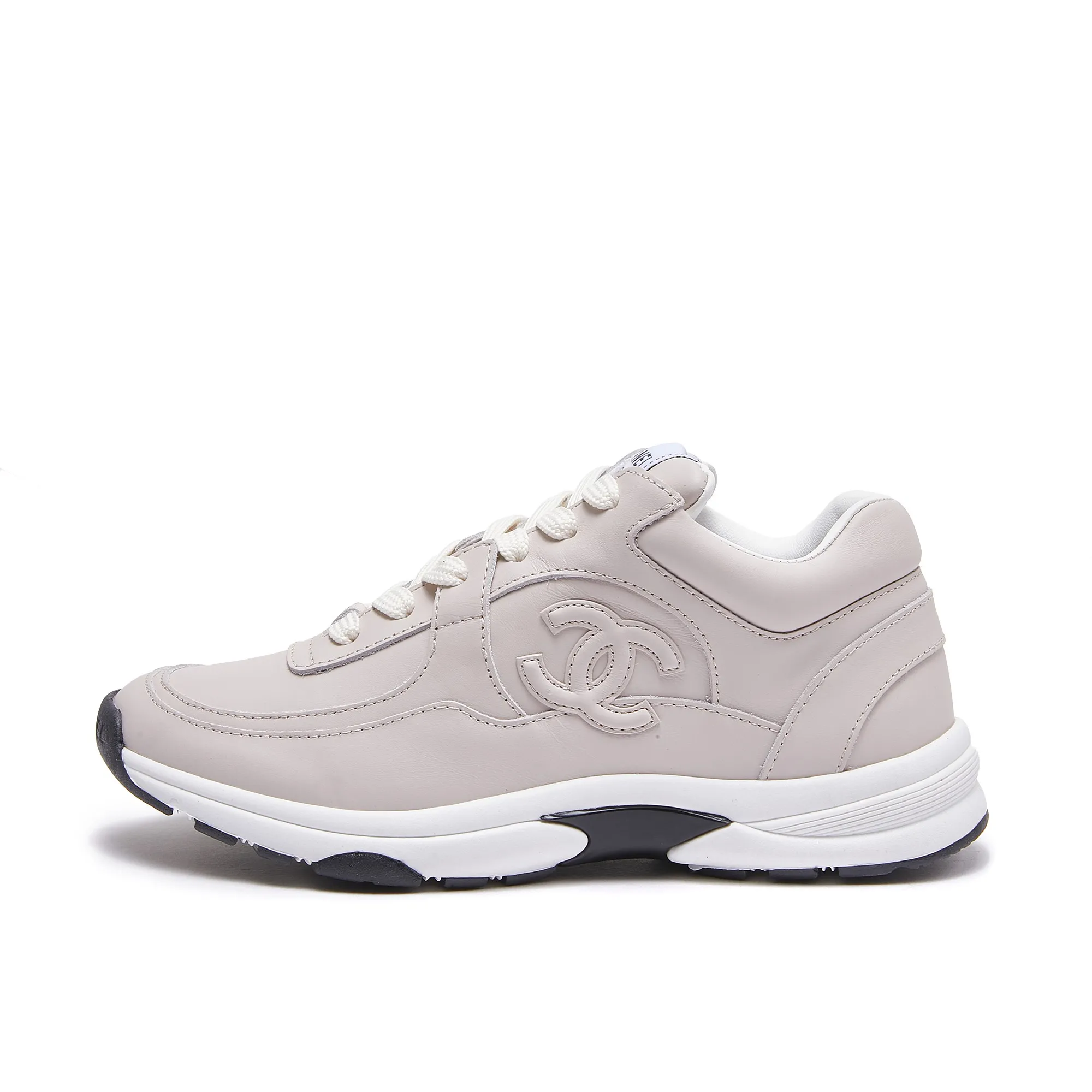 p240 Chanel香奈儿——2024专柜顶级休闲款运动鞋 这款经典设计;鞋面多种工艺电绣的风格;大底却时尚运动;不平凡的拥入了多种配色元素…… 多元化混搭非常好看百搭,休闲,时尚,运动,户外都能兼顾…… ꫛꫀꪝ Go➫ 材料: ❶鞋面采用: 原版进口牛皮 ❷内里采用: 原版进口羊皮里 ❸大底根据: 原版TPU大底 专柜精品包装全套女35–41 男39-46