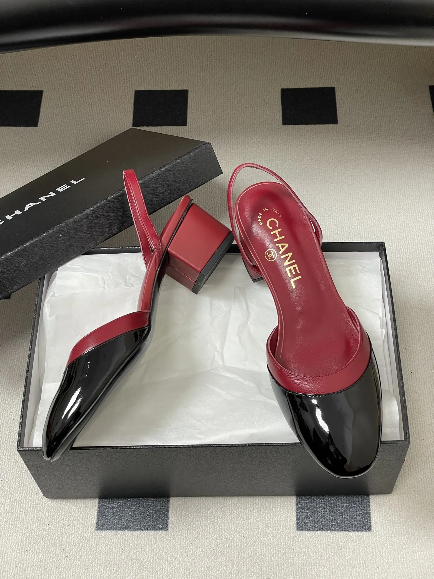 p260- Chanel 香奈儿2026春夏新款 小香走秀款经典双C扣粗跟后空凉鞋圆头拼色高跟凉鞋 采用了经典且优雅的设计风格，同时融入时尚元素，兼具复古与现代感，适合多种场合穿着。 鞋身经典的双拼色，这种色调不仅奢华亮眼，还能在视觉上提亮肤色，为穿着者增添高贵气质。 粗高跟款式，不累脚，在提供一定高度的同时，保证了穿着的稳定性和舒适度，适合长时间穿着。 鞋面：羊皮/牛漆皮 内里垫脚：羊皮 鞋底：意大利真皮大底 跟高：4.5cm/7.5cm 码数：35-39（40.41定做不退换）