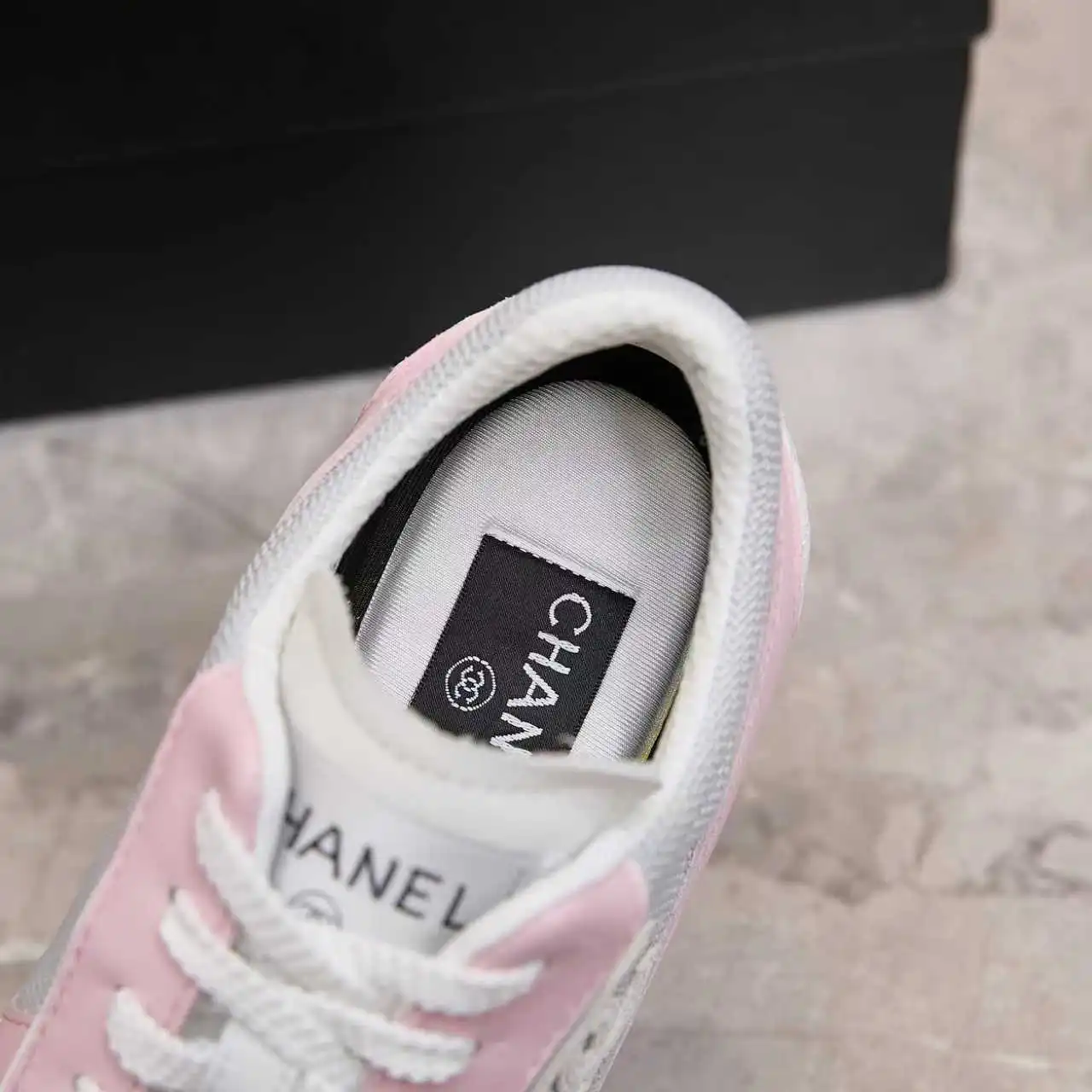 Chanel香奈儿&mdash;&mdash;2025专柜顶级休闲款运动鞋 这款经典设计；鞋面多种工艺电绣的风格；大底却时尚运动；不平凡的拥入了多种配色元素&hellip;&hellip; 多元化混搭非常好看百搭，休闲，时尚，运动，户外都能兼顾&hellip;&hellip; ꫛꫀꪝ Go➫ 材料： ❶鞋面采用： 原版进口小牛皮 ❷内里采用： 原版进口透气羊皮里 ❸大底根据： 原版TPU组合大底 专柜精品包装全套女35&ndash;41 p290
