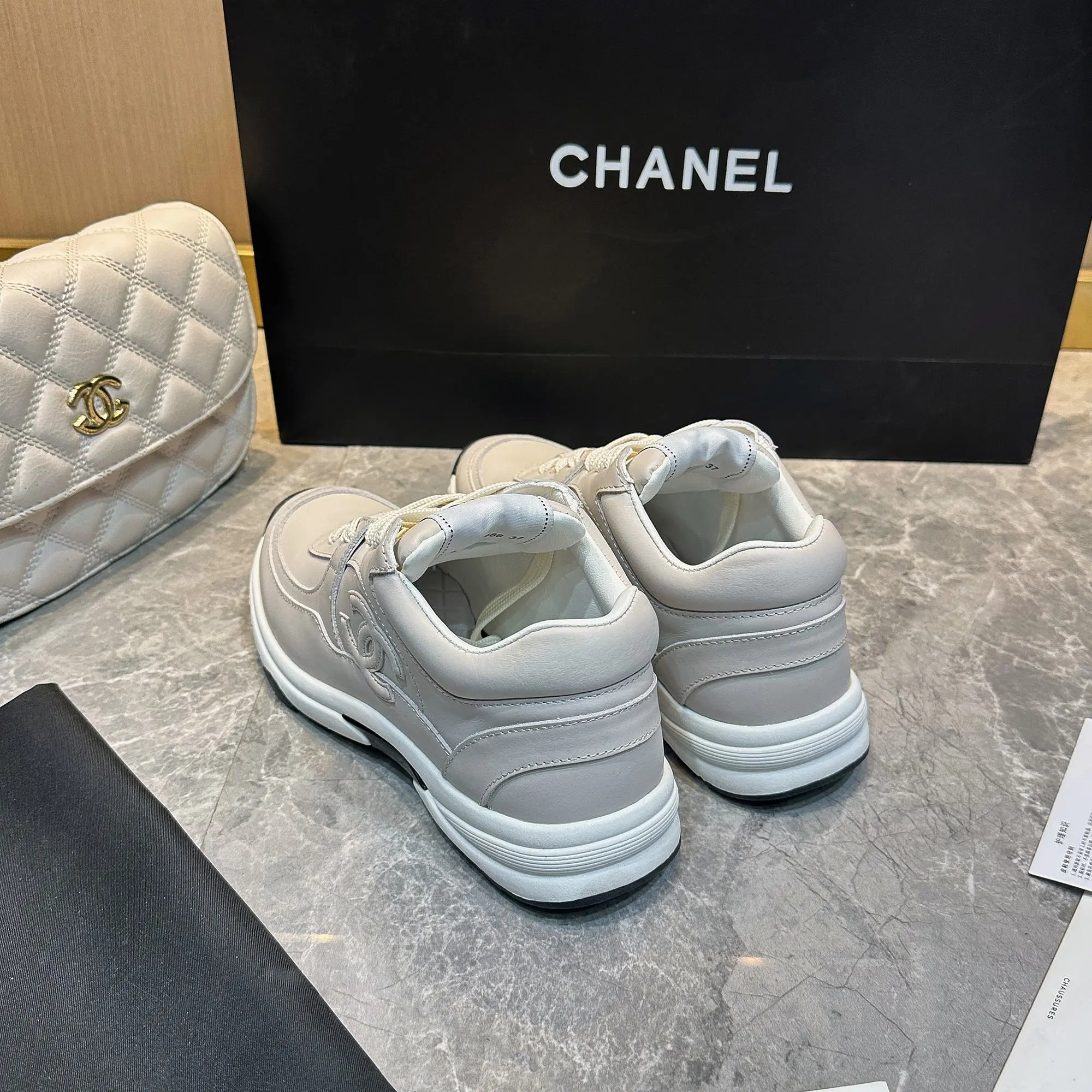 p240 Chanel香奈儿&mdash;&mdash;2024专柜顶级休闲款运动鞋 这款经典设计；鞋面多种工艺电绣的风格；大底却时尚运动；不平凡的拥入了多种配色元素&hellip;&hellip; 多元化混搭非常好看百搭，休闲，时尚，运动，户外都能兼顾&hellip;&hellip; ꫛꫀꪝ Go➫ 材料： ❶鞋面采用： 原版进口牛皮 ❷内里采用： 原版进口羊皮里 ❸大底根据： 原版TPU大底 专柜精品包装全套女35&ndash;41 男39-46