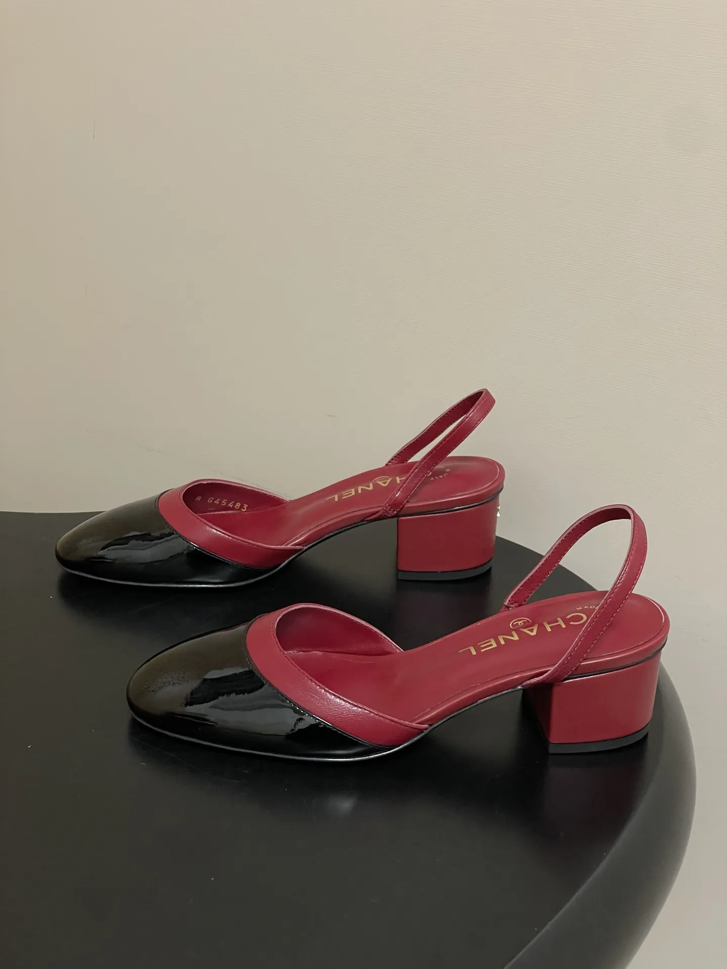 p260- Chanel 香奈儿2026春夏新款 小香走秀款经典双C扣粗跟后空凉鞋圆头拼色高跟凉鞋 采用了经典且优雅的设计风格,同时融入时尚元素,兼具复古与现代感,适合多种场合穿着。 鞋身经典的双拼色,这种色调不仅奢华亮眼,还能在视觉上提亮肤色,为穿着者增添高贵气质。 粗高跟款式,不累脚,在提供一定高度的同时,保证了穿着的稳定性和舒适度,适合长时间穿着。 鞋面:羊皮/牛漆皮 内里垫脚:羊皮 鞋底:意大利真皮大底 跟高:4.5cm/7.5cm 码数:35-39(40.41定做不退换)