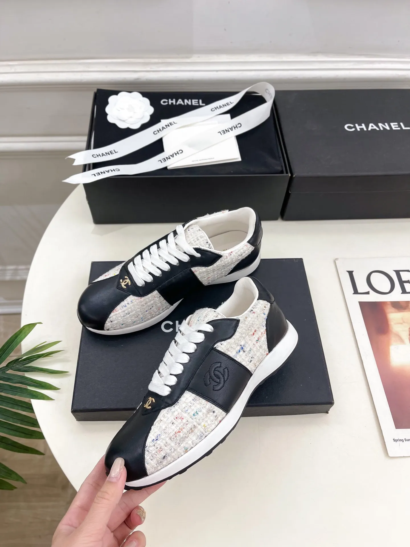 𝐂𝐇𝐀𝐍𝐄𝐋 | 小香 25𝐬𝐬 🦋2025 春夏新品 专柜经典款 小香双C休闲德训鞋运动鞋系列上新〰 🍬 时尚圈的绝绝子 搭配将演绎着细致 极简 永不褪去的经典元素 💋展现与众不同的穿搭风格美到无话可说 夏季必入款&hellip;&hellip; ━━━━━ ЅᏇєєt ━━━━━ ▪️鞋面：高定制小牛皮拼接布面 ▪️内里：进口混种羊皮里 ▪️大底：原版开模橡胶大底 ▪️跟高：2.5cm ▪️鞋码: 35-39（40定制不退换） ▪出厂价：💰260