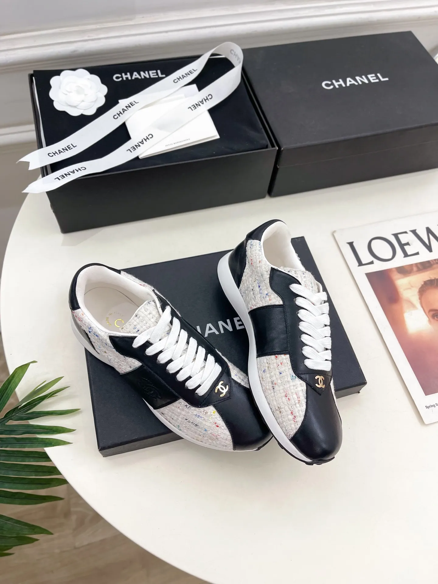 𝐂𝐇𝐀𝐍𝐄𝐋 | 小香 25𝐬𝐬 🦋2025 春夏新品 专柜经典款 小香双C休闲德训鞋运动鞋系列上新〰 🍬 时尚圈的绝绝子 搭配将演绎着细致 极简 永不褪去的经典元素 💋展现与众不同的穿搭风格美到无话可说 夏季必入款&hellip;&hellip; ━━━━━ ЅᏇєєt ━━━━━ ▪️鞋面：高定制小牛皮拼接布面 ▪️内里：进口混种羊皮里 ▪️大底：原版开模橡胶大底 ▪️跟高：2.5cm ▪️鞋码: 35-39（40定制不退换） ▪出厂价：💰260