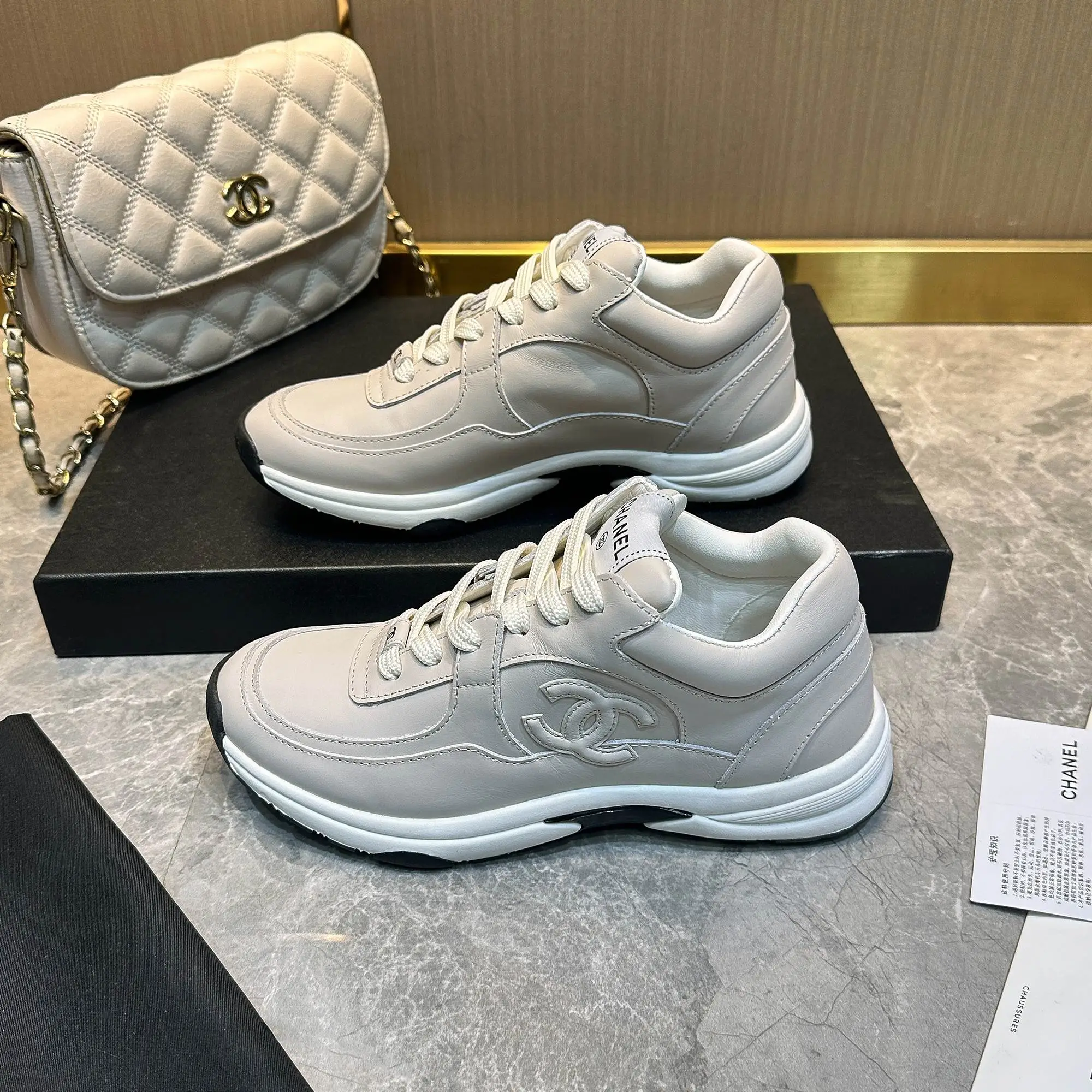 p240 Chanel香奈儿&mdash;&mdash;2024专柜顶级休闲款运动鞋 这款经典设计；鞋面多种工艺电绣的风格；大底却时尚运动；不平凡的拥入了多种配色元素&hellip;&hellip; 多元化混搭非常好看百搭，休闲，时尚，运动，户外都能兼顾&hellip;&hellip; ꫛꫀꪝ Go➫ 材料： ❶鞋面采用： 原版进口牛皮 ❷内里采用： 原版进口羊皮里 ❸大底根据： 原版TPU大底 专柜精品包装全套女35&ndash;41 男39-46