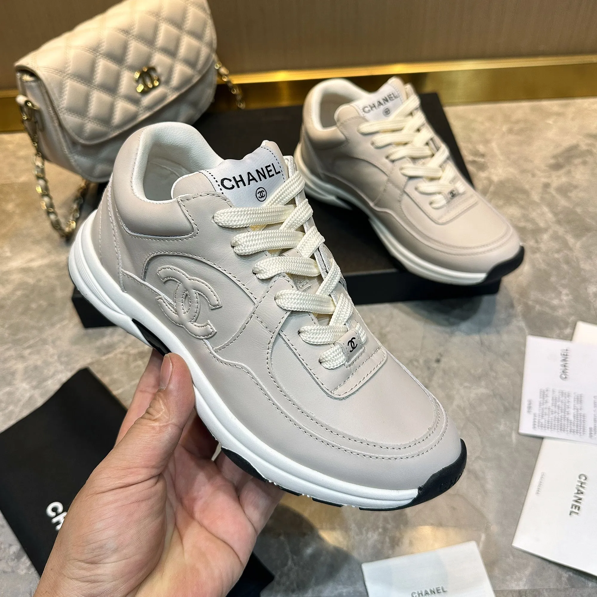 p240 Chanel香奈儿&mdash;&mdash;2024专柜顶级休闲款运动鞋 这款经典设计；鞋面多种工艺电绣的风格；大底却时尚运动；不平凡的拥入了多种配色元素&hellip;&hellip; 多元化混搭非常好看百搭，休闲，时尚，运动，户外都能兼顾&hellip;&hellip; ꫛꫀꪝ Go➫ 材料： ❶鞋面采用： 原版进口牛皮 ❷内里采用： 原版进口羊皮里 ❸大底根据： 原版TPU大底 专柜精品包装全套女35&ndash;41 男39-46