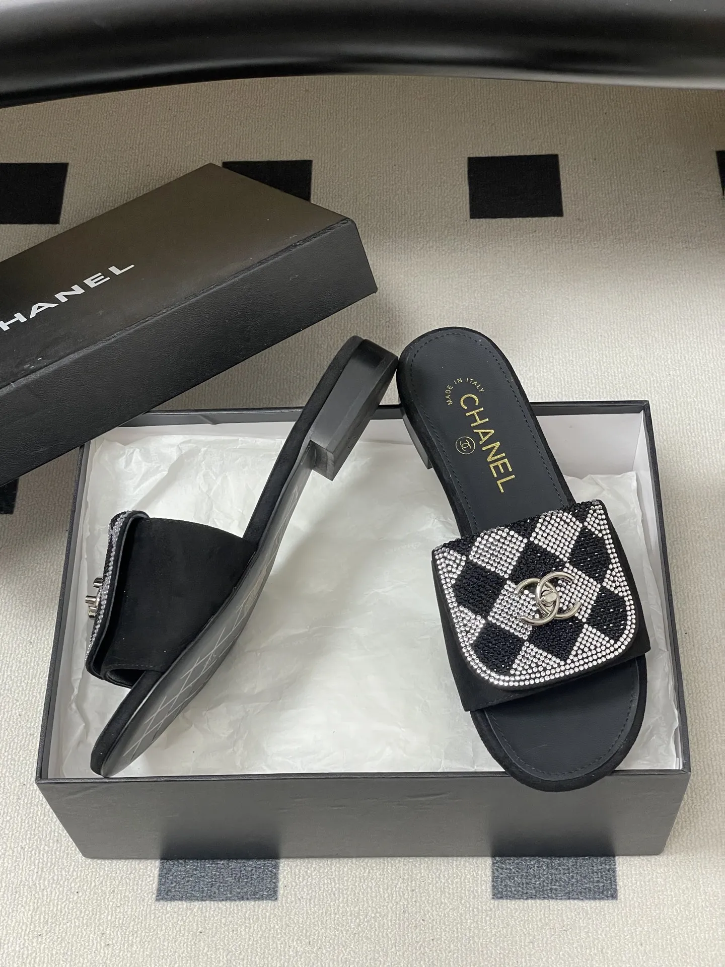 p240- 26Fw春夏新款Chanel小香经典翻盖书包扣水钻一字拖鞋新颖烫钻棋盘格粗跟拖鞋 经典永不过时 简约大气,标志性翻盖双C书包扣设计~手工镶嵌的水钻棋盘轮廓成星河,抬脚时折射出香槟色光晕,显瘦百搭~脚感非常舒适!凸显优雅的爆品 小香粉必入! 鞋面:羊猄皮/烫钻 内里垫脚:羊皮 高跟:平底/粗跟5cm 鞋底:意大利真皮大底 码数:35-39(40.41.42定做不退换)