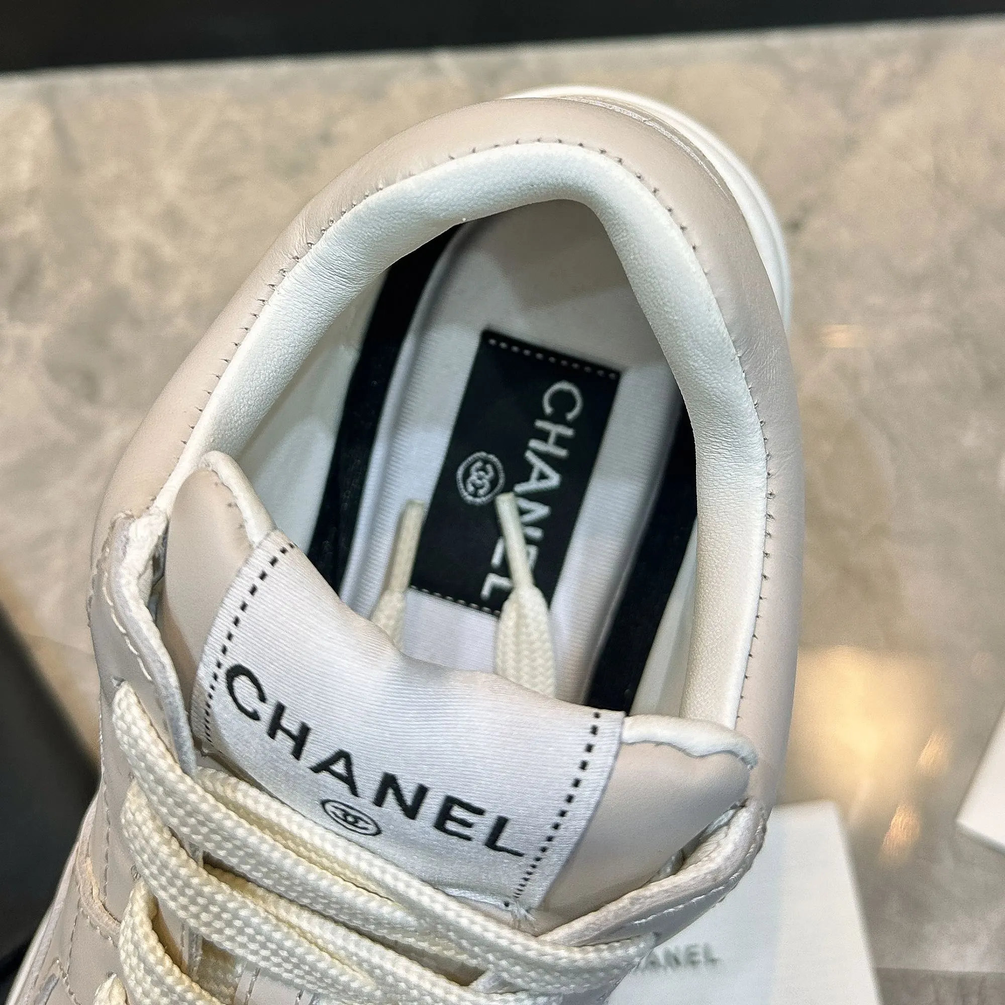 p240 Chanel香奈儿——2024专柜顶级休闲款运动鞋 这款经典设计;鞋面多种工艺电绣的风格;大底却时尚运动;不平凡的拥入了多种配色元素…… 多元化混搭非常好看百搭,休闲,时尚,运动,户外都能兼顾…… ꫛꫀꪝ Go➫ 材料: ❶鞋面采用: 原版进口牛皮 ❷内里采用: 原版进口羊皮里 ❸大底根据: 原版TPU大底 专柜精品包装全套女35–41 男39-46