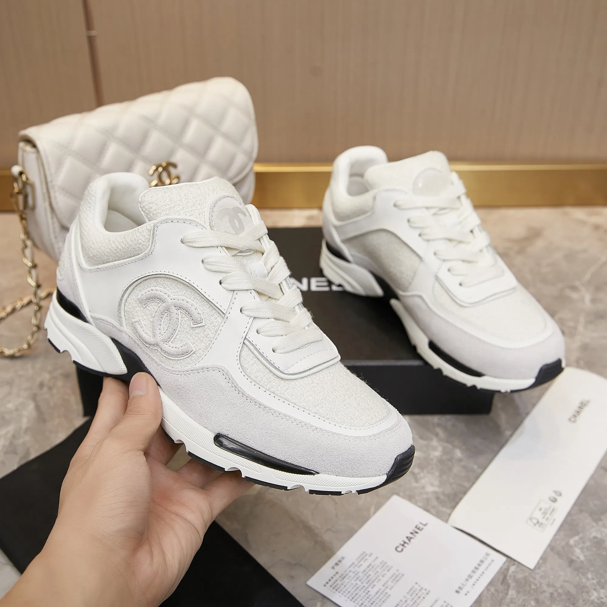 280 Chanel香奈儿&mdash;&mdash;2024专柜顶级休闲款运动鞋 这款经典设计；鞋面多种工艺电绣的风格；大底却时尚运动；不平凡的拥入了多种配色元素&hellip;&hellip; 多元化混搭非常好看百搭，休闲，时尚，运动，户外都能兼顾&hellip;&hellip; ꫛꫀꪝ Go➫ 材料： ❶鞋面采用： 原版进口高丝光牛反绒+小香风布料 ❷内里采用： 原版进口透气羊皮里 ❸大底根据： 原版TPU组合大底 专柜精品包装全套女35&ndash;41 男38-45p280