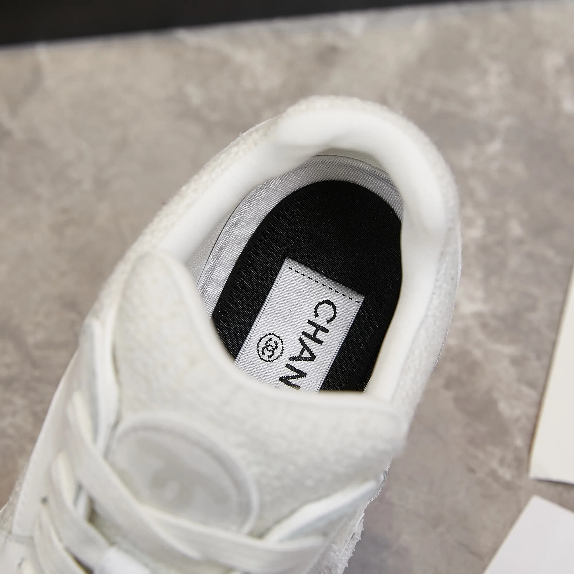 280 Chanel香奈儿&mdash;&mdash;2024专柜顶级休闲款运动鞋 这款经典设计；鞋面多种工艺电绣的风格；大底却时尚运动；不平凡的拥入了多种配色元素&hellip;&hellip; 多元化混搭非常好看百搭，休闲，时尚，运动，户外都能兼顾&hellip;&hellip; ꫛꫀꪝ Go➫ 材料： ❶鞋面采用： 原版进口高丝光牛反绒+小香风布料 ❷内里采用： 原版进口透气羊皮里 ❸大底根据： 原版TPU组合大底 专柜精品包装全套女35&ndash;41 男38-45p280