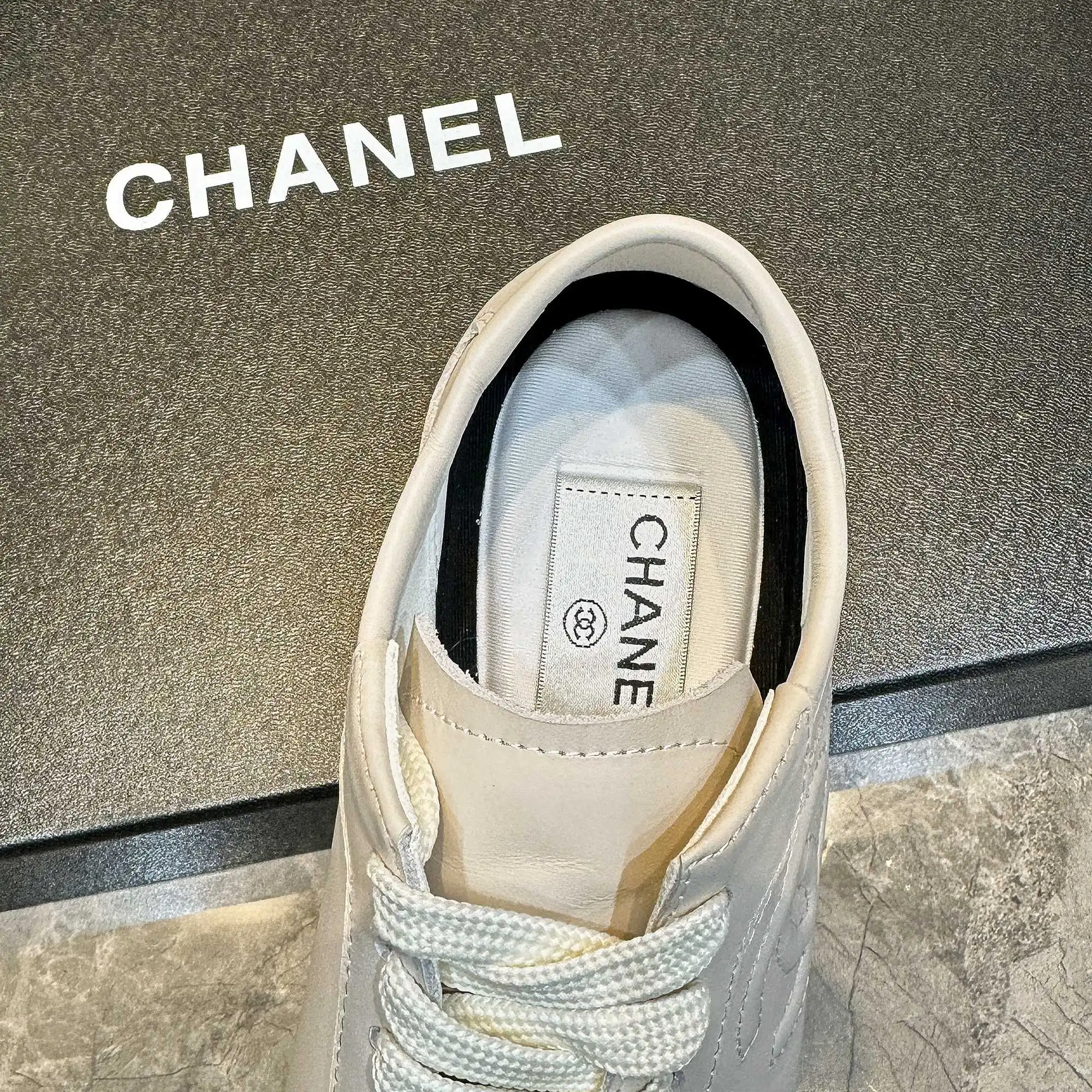 p240 Chanel香奈儿——2024专柜顶级休闲款运动鞋 这款经典设计;鞋面多种工艺的风格;大底却时尚运动;不平凡的拥入了多种配色元素…… 多元化混搭非常好看百搭,休闲,时尚,运动,户外都能兼顾…… ꫛꫀꪝ Go➫ 材料: ❶鞋面采用: 原版进口牛皮 ❷内里采用: 原版进口透气羊皮 ❸大底根据: 原版TPU大底 专柜精品包装全套女35–41