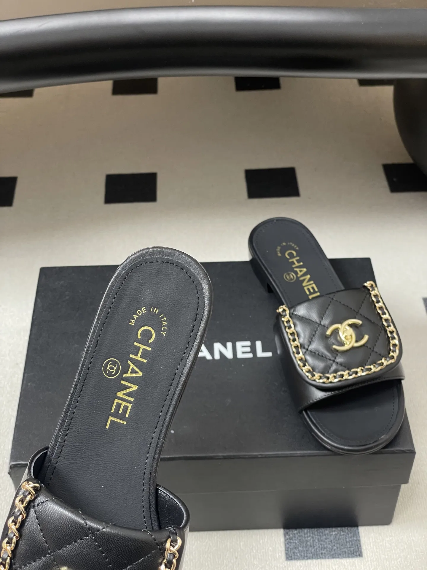 p240- 26Fw春夏新款Chanel小香经典翻盖书包扣链条一字拖鞋双C扣粗跟拖鞋 经典永不过时 简约大气，标志性翻盖双C书包扣配搭链条设计～显瘦百搭～脚感非常舒适！凸显优雅的爆品 小香粉必入！ 鞋面：羊皮/定制链条 内里垫脚：羊皮 高跟：平底/粗跟5cm 鞋底：意大利真皮大底 码数：35-39（40.41.42定做不退换）