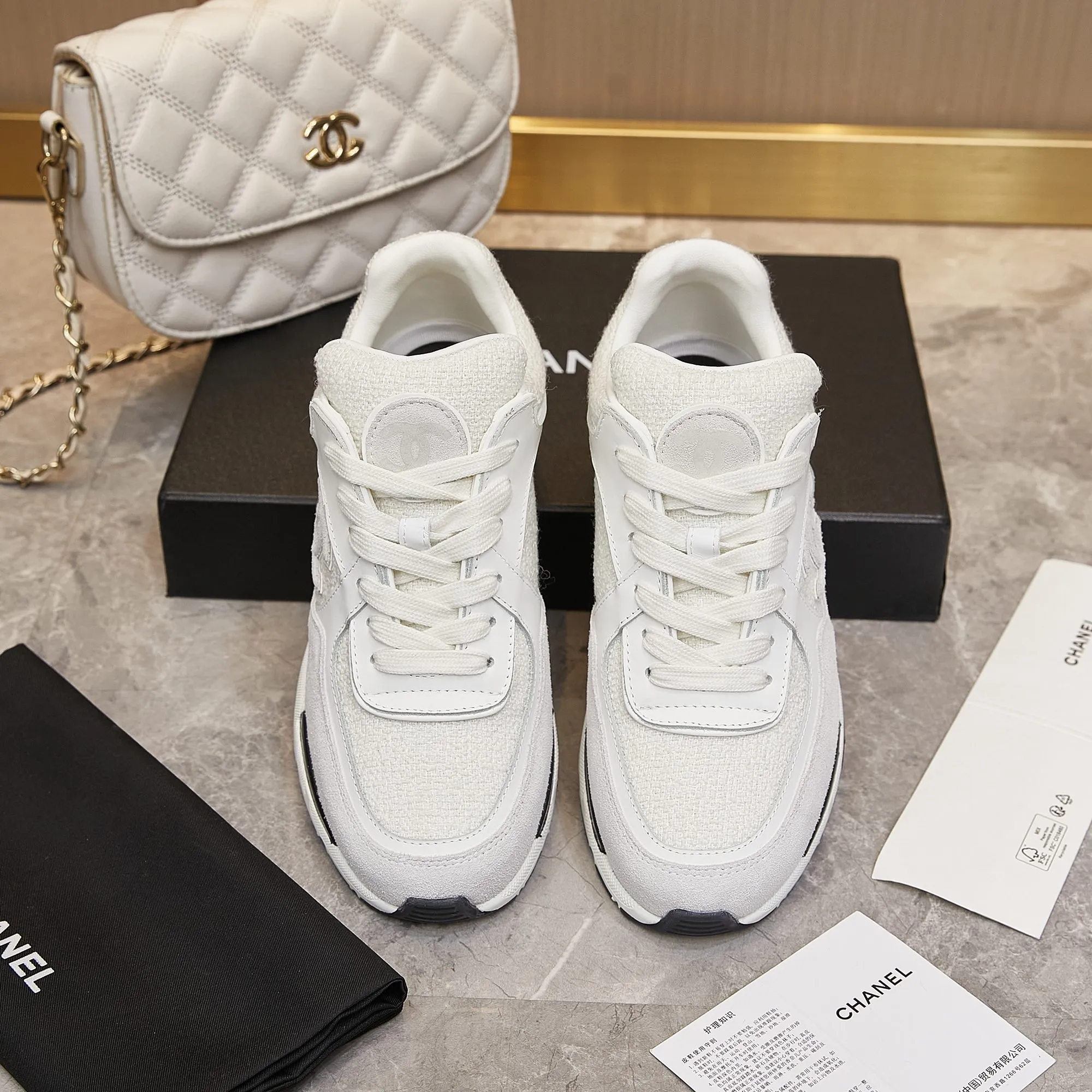 280 Chanel香奈儿&mdash;&mdash;2024专柜顶级休闲款运动鞋 这款经典设计；鞋面多种工艺电绣的风格；大底却时尚运动；不平凡的拥入了多种配色元素&hellip;&hellip; 多元化混搭非常好看百搭，休闲，时尚，运动，户外都能兼顾&hellip;&hellip; ꫛꫀꪝ Go➫ 材料： ❶鞋面采用： 原版进口高丝光牛反绒+小香风布料 ❷内里采用： 原版进口透气羊皮里 ❸大底根据： 原版TPU组合大底 专柜精品包装全套女35&ndash;41 男38-45p280