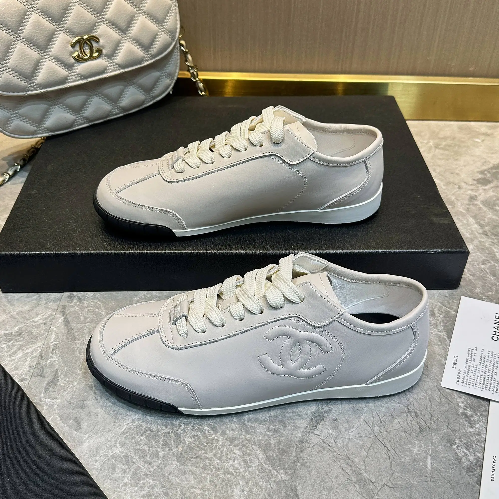 p240 Chanel香奈儿&mdash;&mdash;2024专柜顶级休闲款运动鞋 这款经典设计；鞋面多种工艺的风格；大底却时尚运动；不平凡的拥入了多种配色元素&hellip;&hellip; 多元化混搭非常好看百搭，休闲，时尚，运动，户外都能兼顾&hellip;&hellip; ꫛꫀꪝ Go➫ 材料： ❶鞋面采用： 原版进口牛皮 ❷内里采用： 原版进口透气羊皮 ❸大底根据： 原版TPU大底 专柜精品包装全套女35&ndash;41