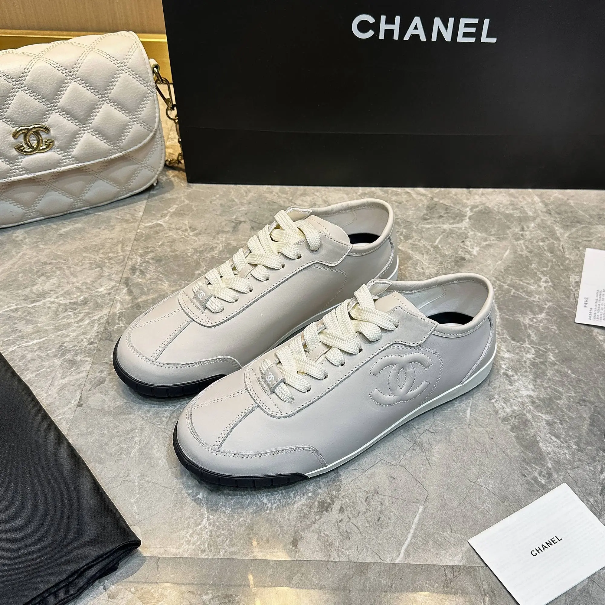 p240 Chanel香奈儿——2024专柜顶级休闲款运动鞋 这款经典设计;鞋面多种工艺的风格;大底却时尚运动;不平凡的拥入了多种配色元素…… 多元化混搭非常好看百搭,休闲,时尚,运动,户外都能兼顾…… ꫛꫀꪝ Go➫ 材料: ❶鞋面采用: 原版进口牛皮 ❷内里采用: 原版进口透气羊皮 ❸大底根据: 原版TPU大底 专柜精品包装全套女35–41